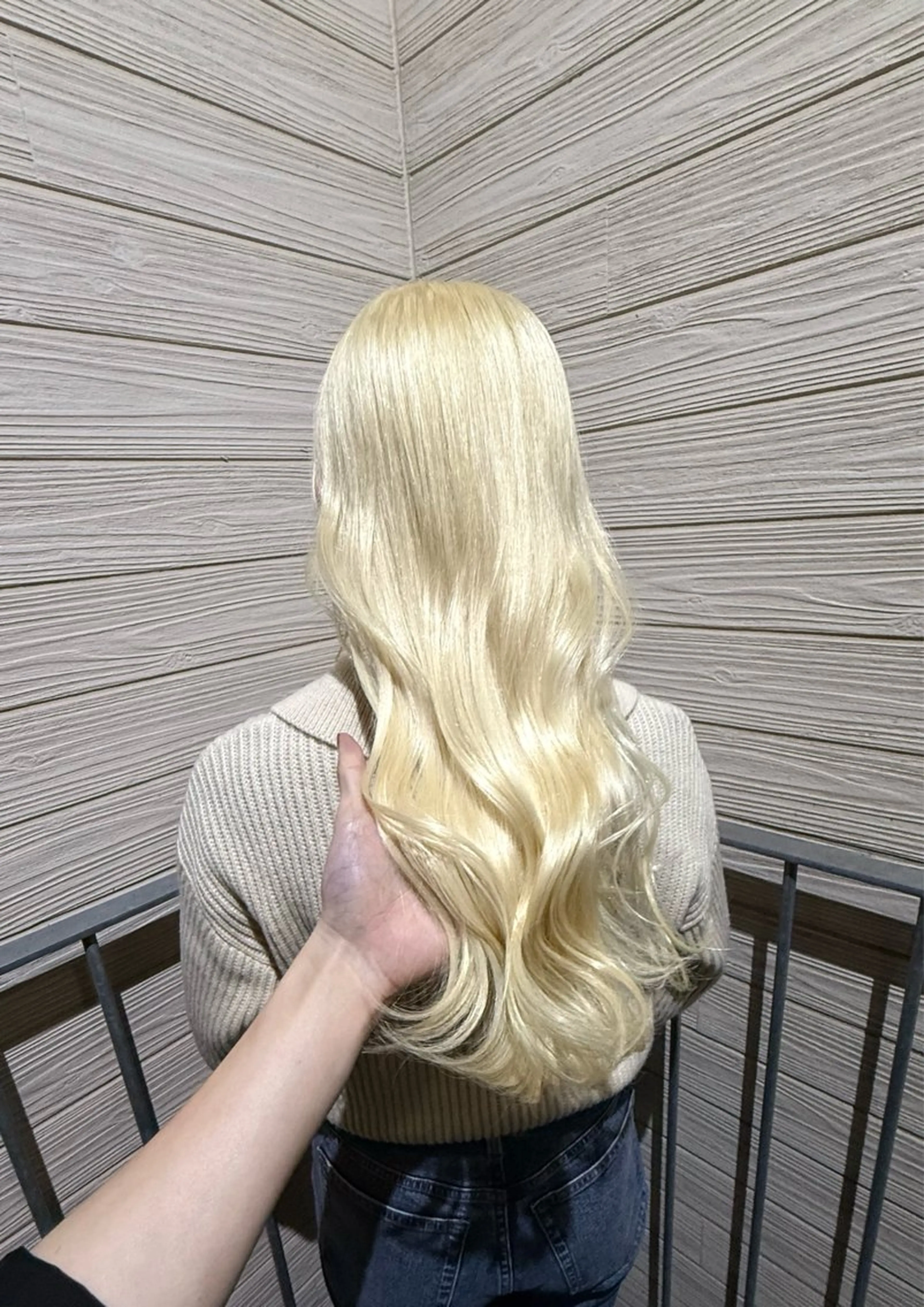 セミロング カラー ヘアカラー トリートメント ヘッドスパ ハイトーン・ブリーチ ムラ修正　八須　錬のヘアスタイル