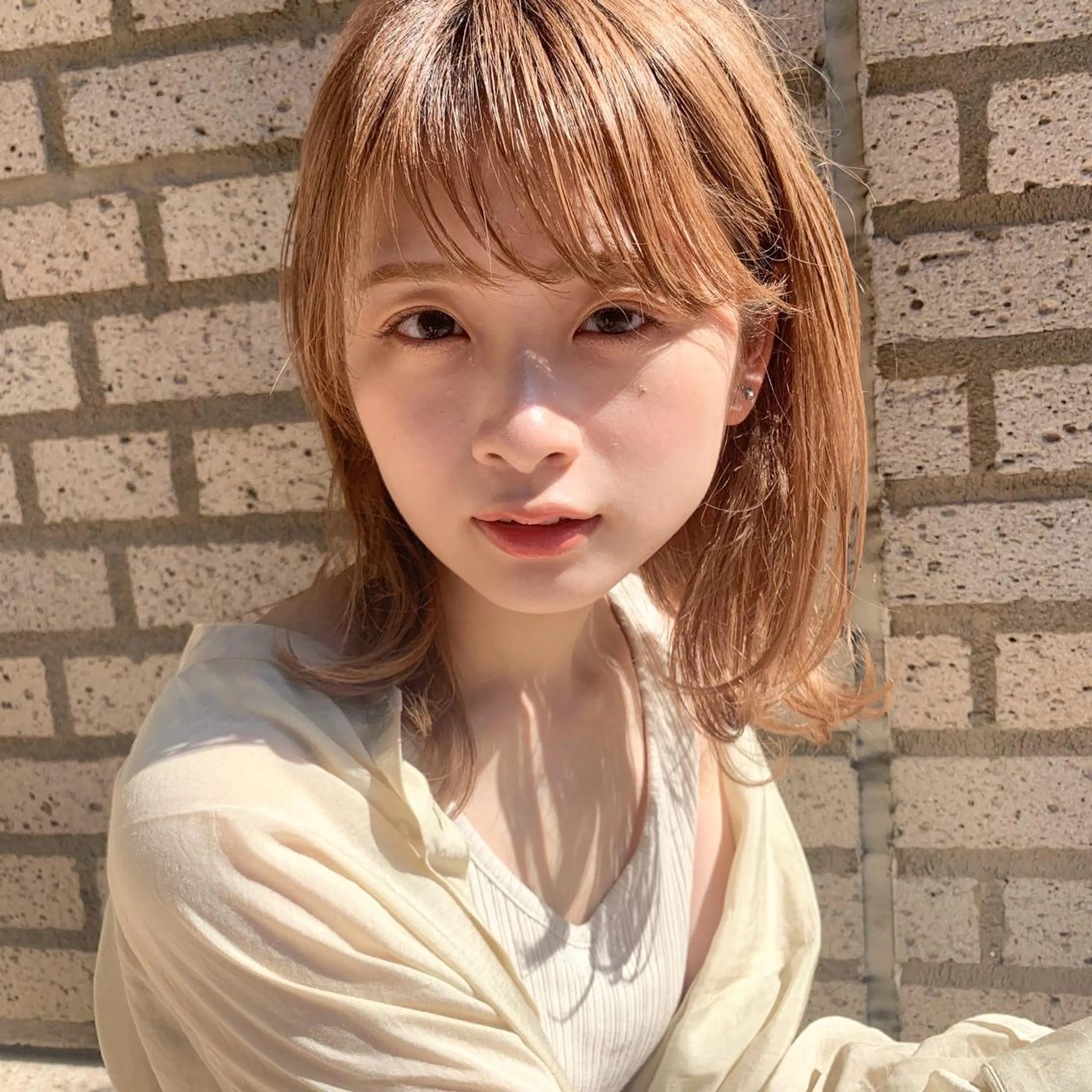 セミロング カラー ベージュカラー レイヤーカット ヘアカラー chama レイヤーカットのヘアスタイル