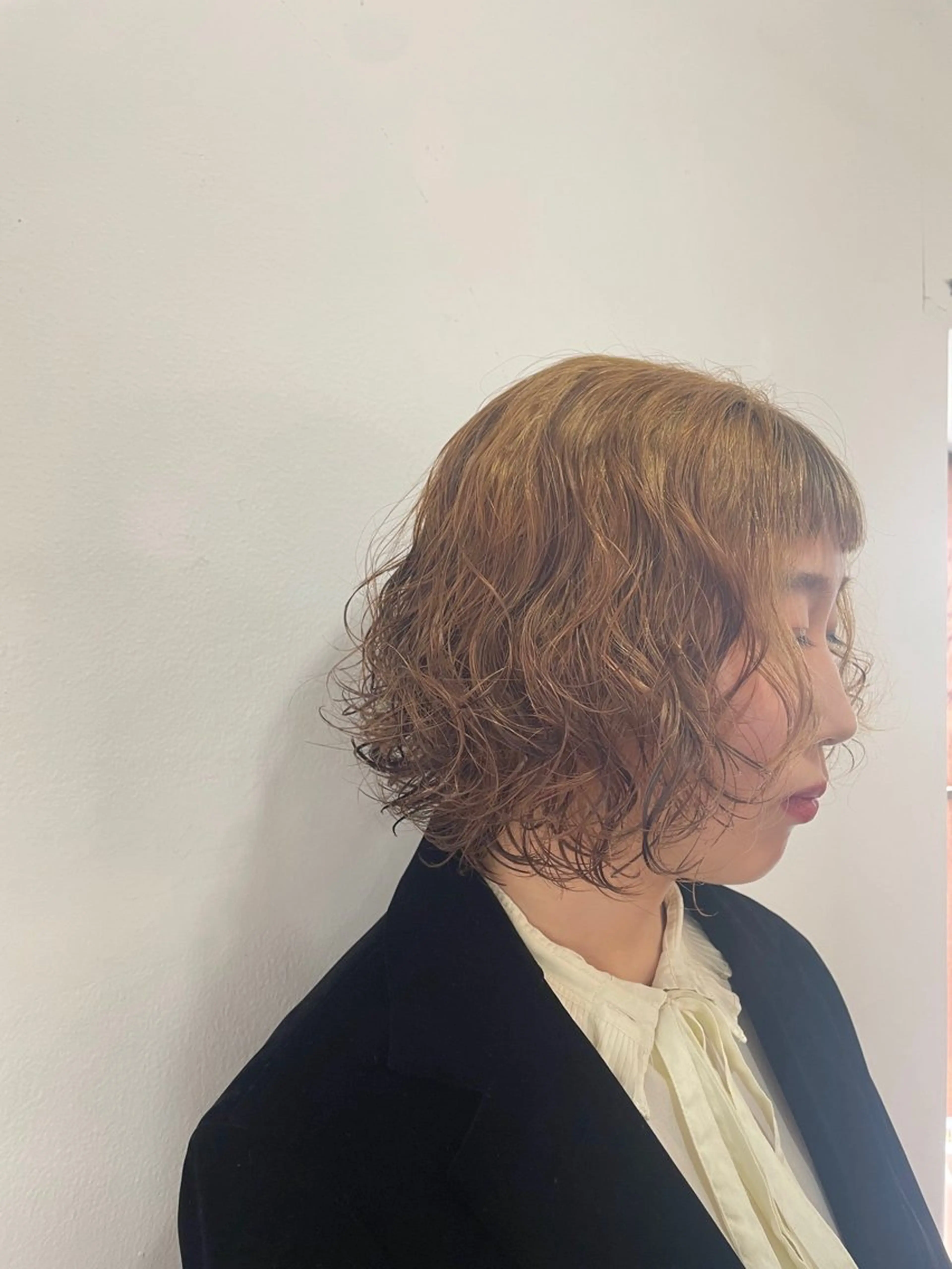 ミディアム カラー ミディアムパーマ ブリーチ ケアブリーチ イヤリングカラー インナーカラー mopa所属・mopa_kaede フェミニン／艶髪のヘアスタイル