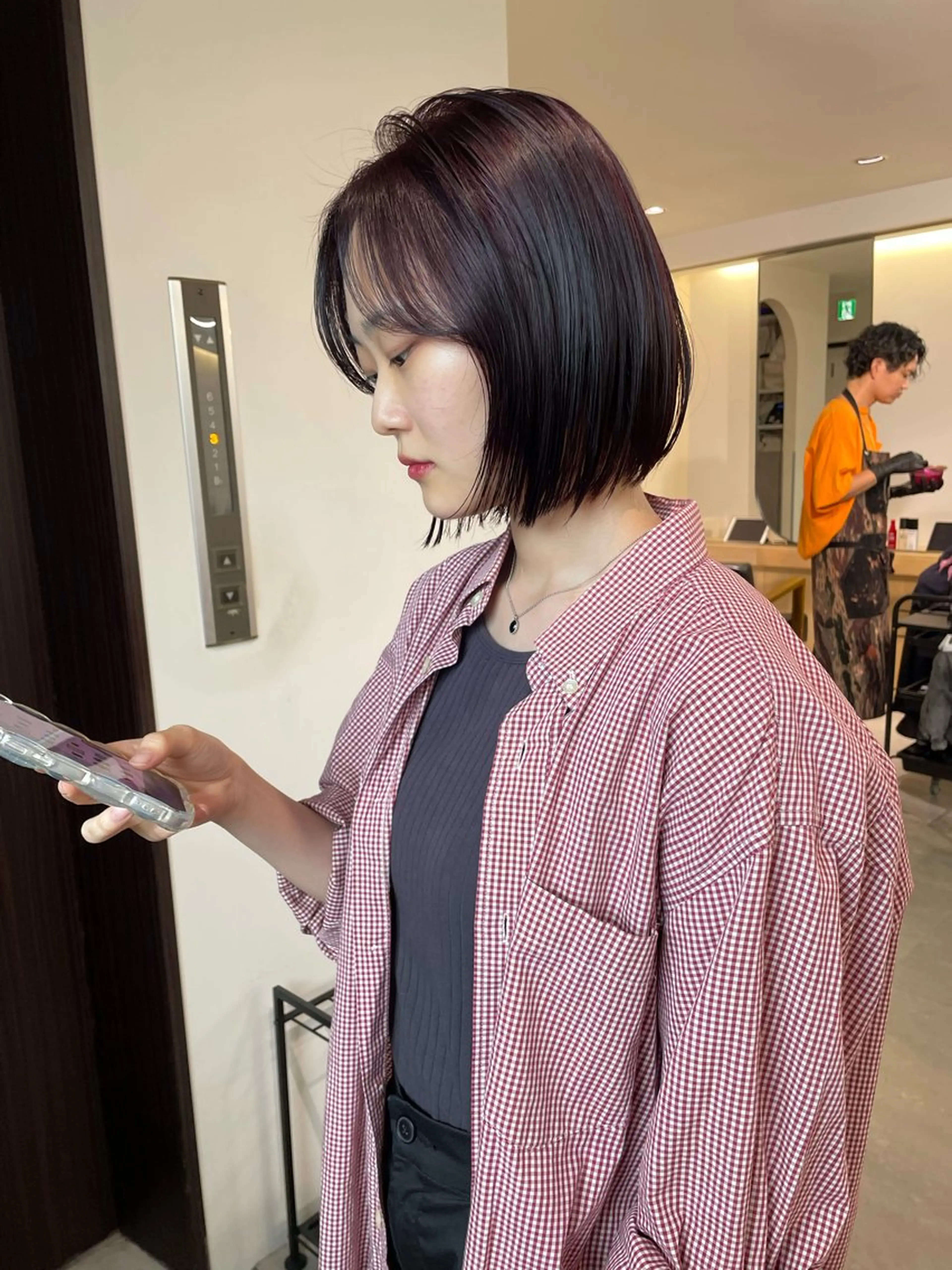 ショート カラー ボルドーカラー レッドカラー ヘアカラー トリートメント MIU/ルーツカラー ボブ/顔周りレイヤーのヘアスタイル