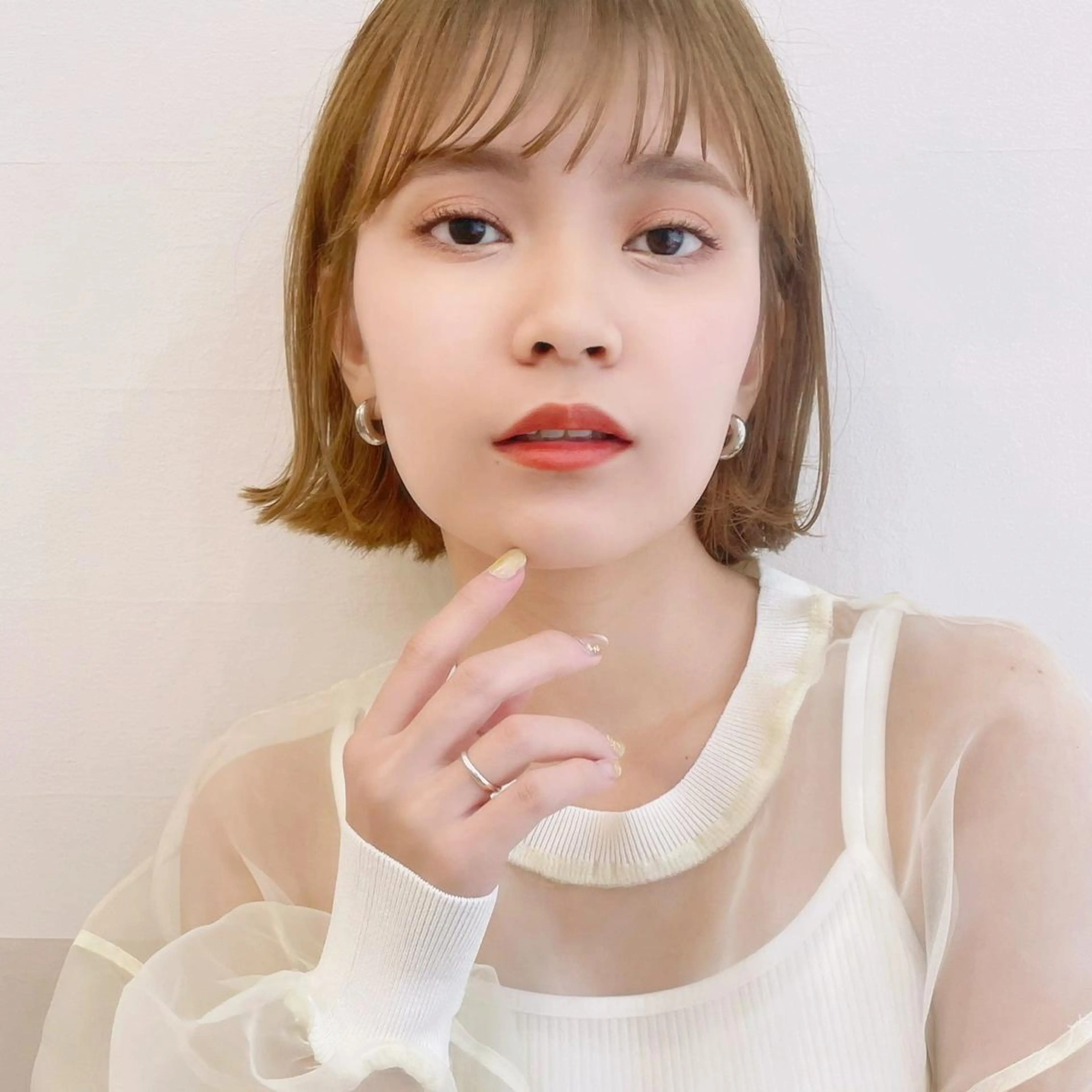 ミディアム カラー ベージュカラー ハイトーンカラー ハイトーンベージュ ボブ ヘアカラー トリートメント chama レイヤーカットのヘアスタイル