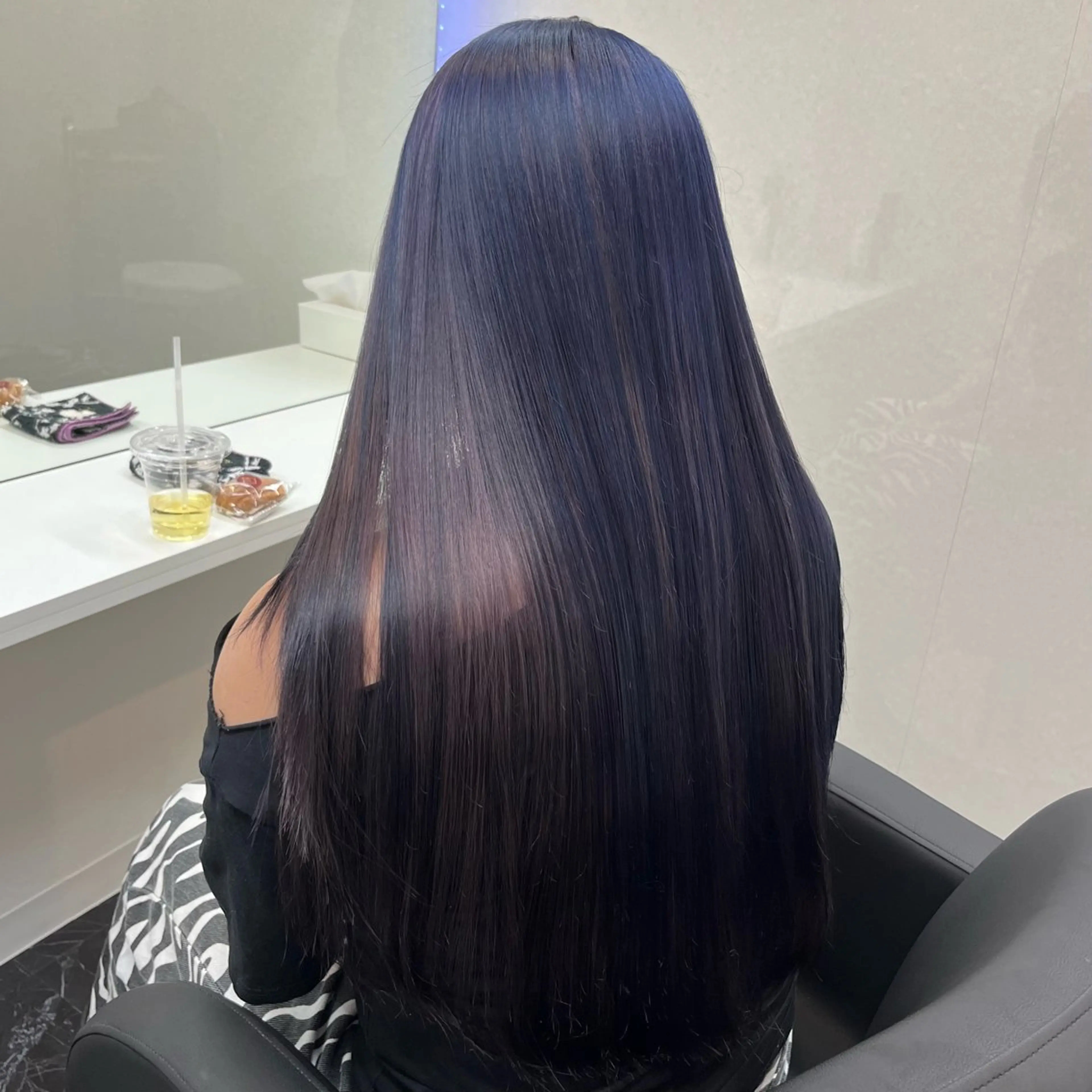 ロング カラー ベージュカラー 黒髪 ブリーチ ブルーカラー ブルーブラック Shido/ 髪質改善/上質艶髪のヘアスタイル