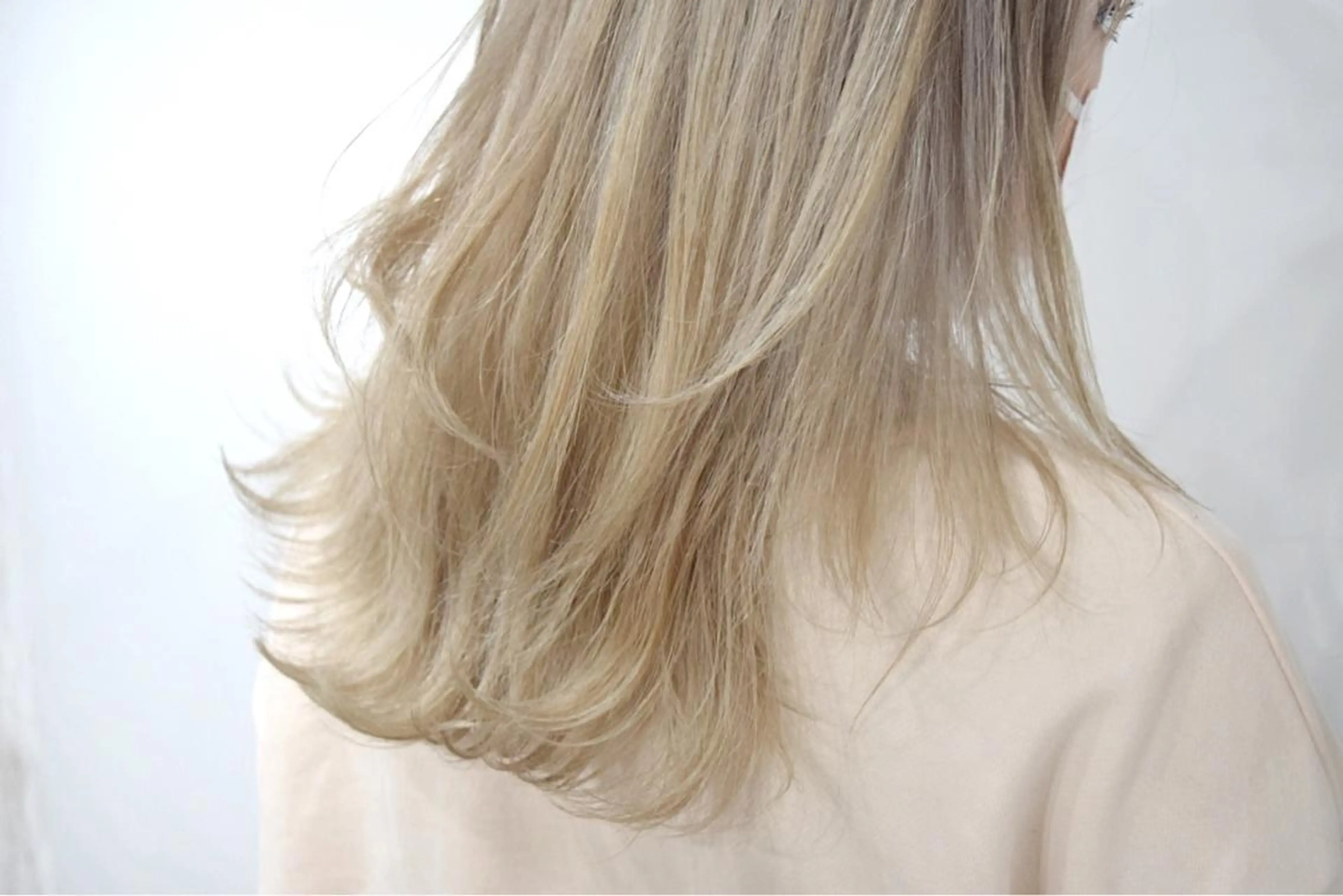 カラー ブロンド ホワイトブロンド ハイトーンカラー RYUのヘアスタイル