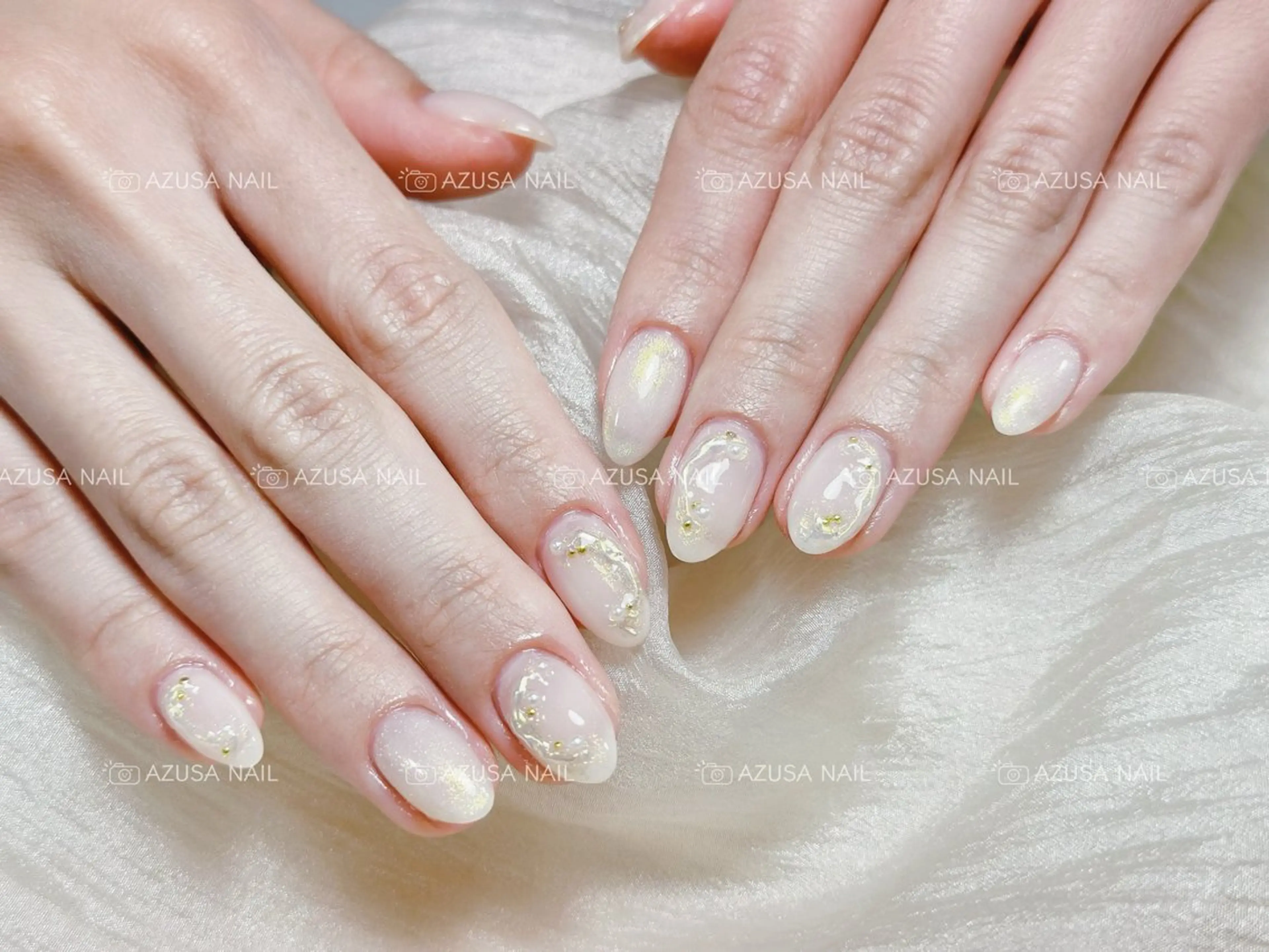 ネイル オーロラネイル キラキラネイル ぷっくりネイル ホワイト 黄色 ハンドネイル 🧸自宅ネイル あずさのネイルデザイン