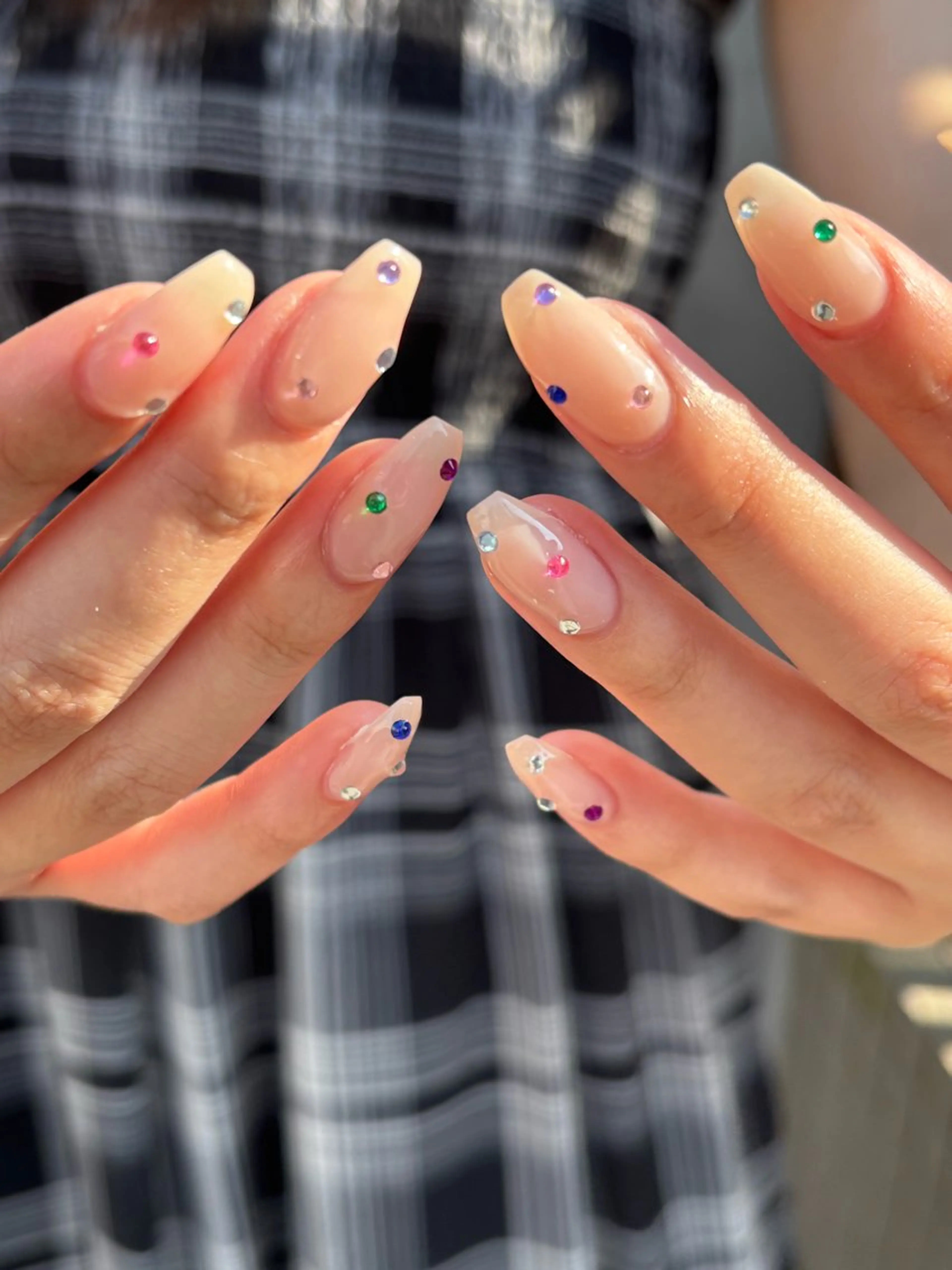 ネイル キラキラネイル ワンカラーネイル ピンク ピンクベージュ ハンドネイル ハンドケア 🎀NAIL🎀 AI🪄︎︎◝✩のネイルデザイン