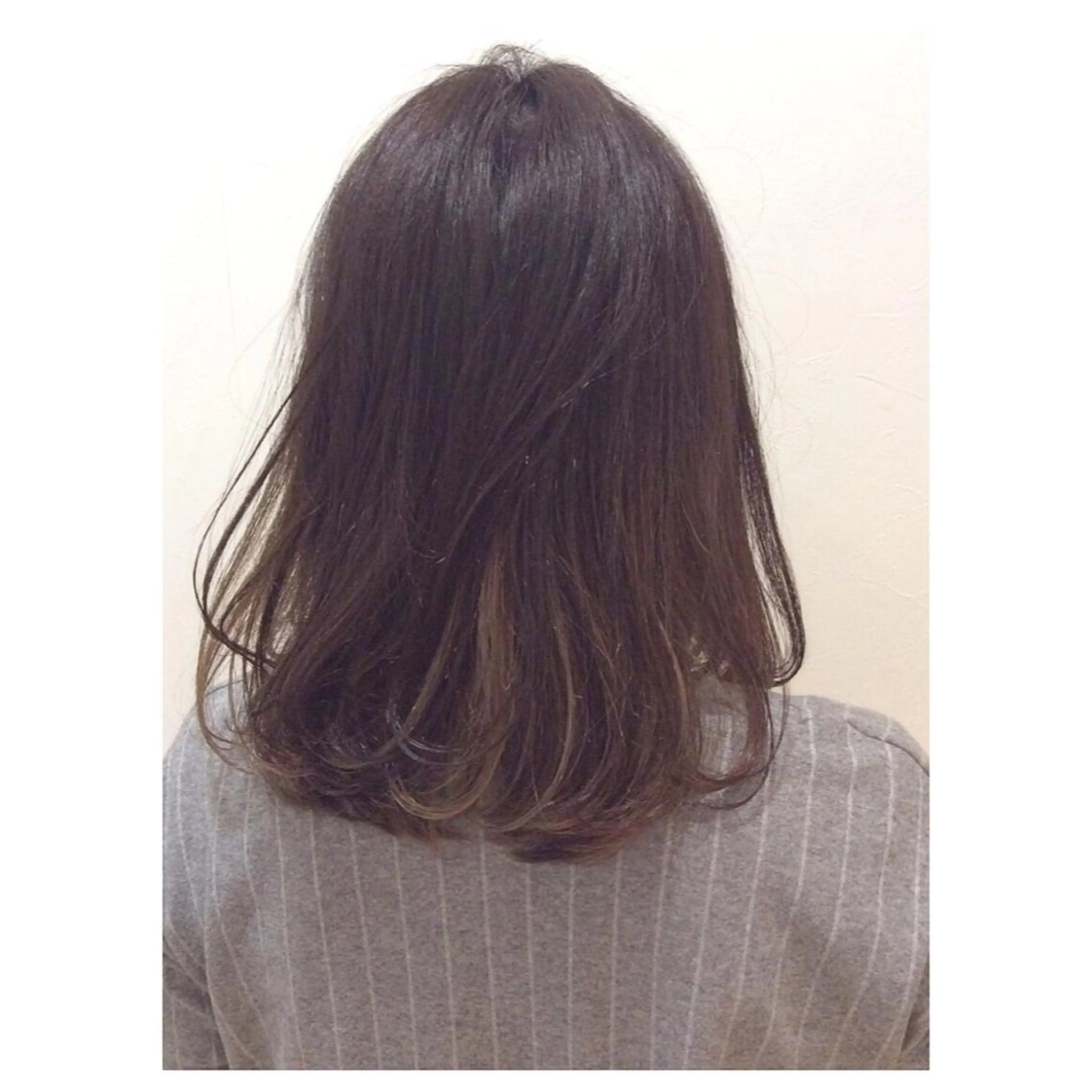 ミディアム アッシュ TOMOYAレイヤー ブリーチ縮毛矯正のヘアスタイル