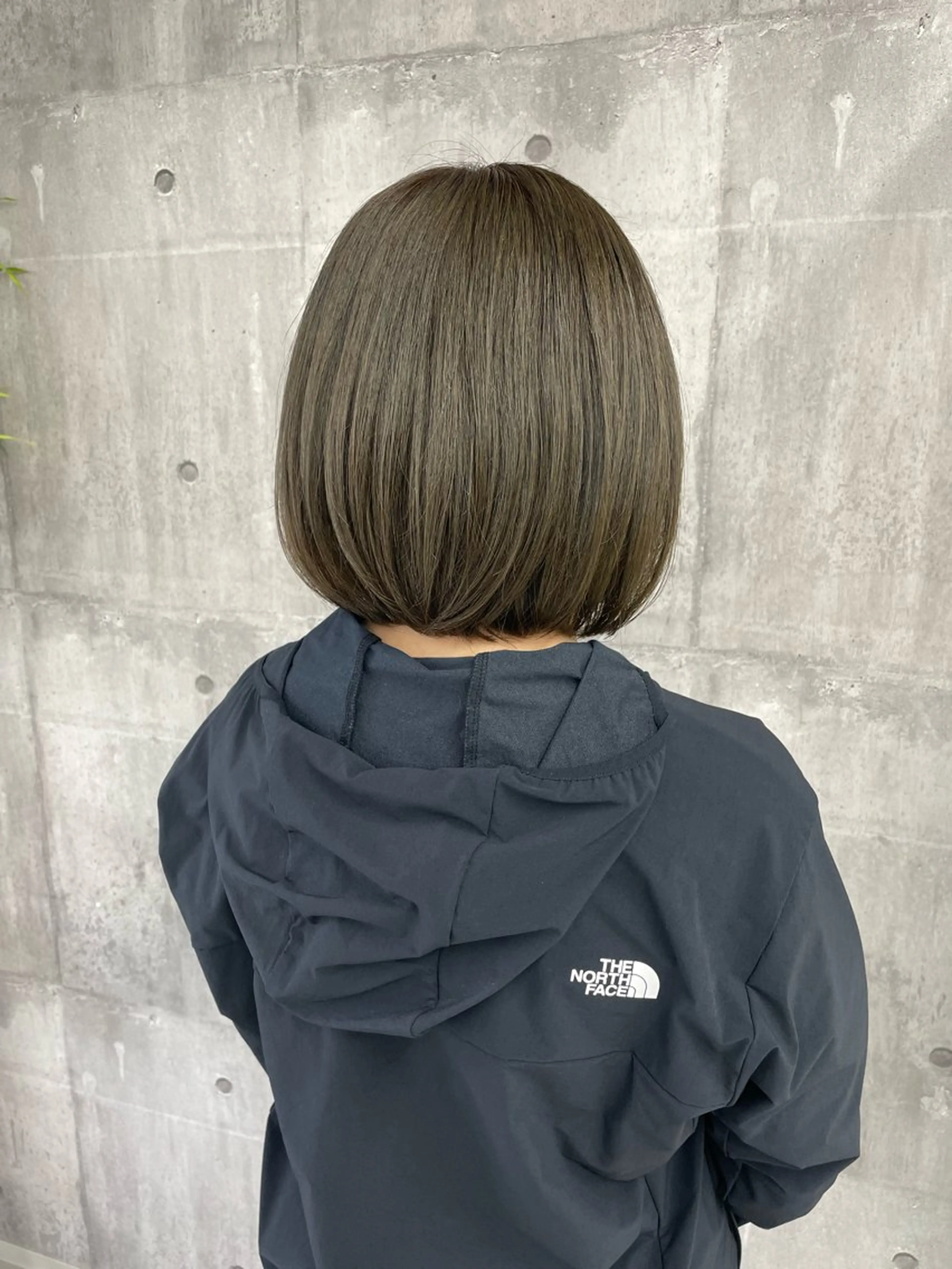 ショート カラー ブリーチ グレージュ オリーブグレージュ オリーブグレー 錦 茉李のヘアスタイル
