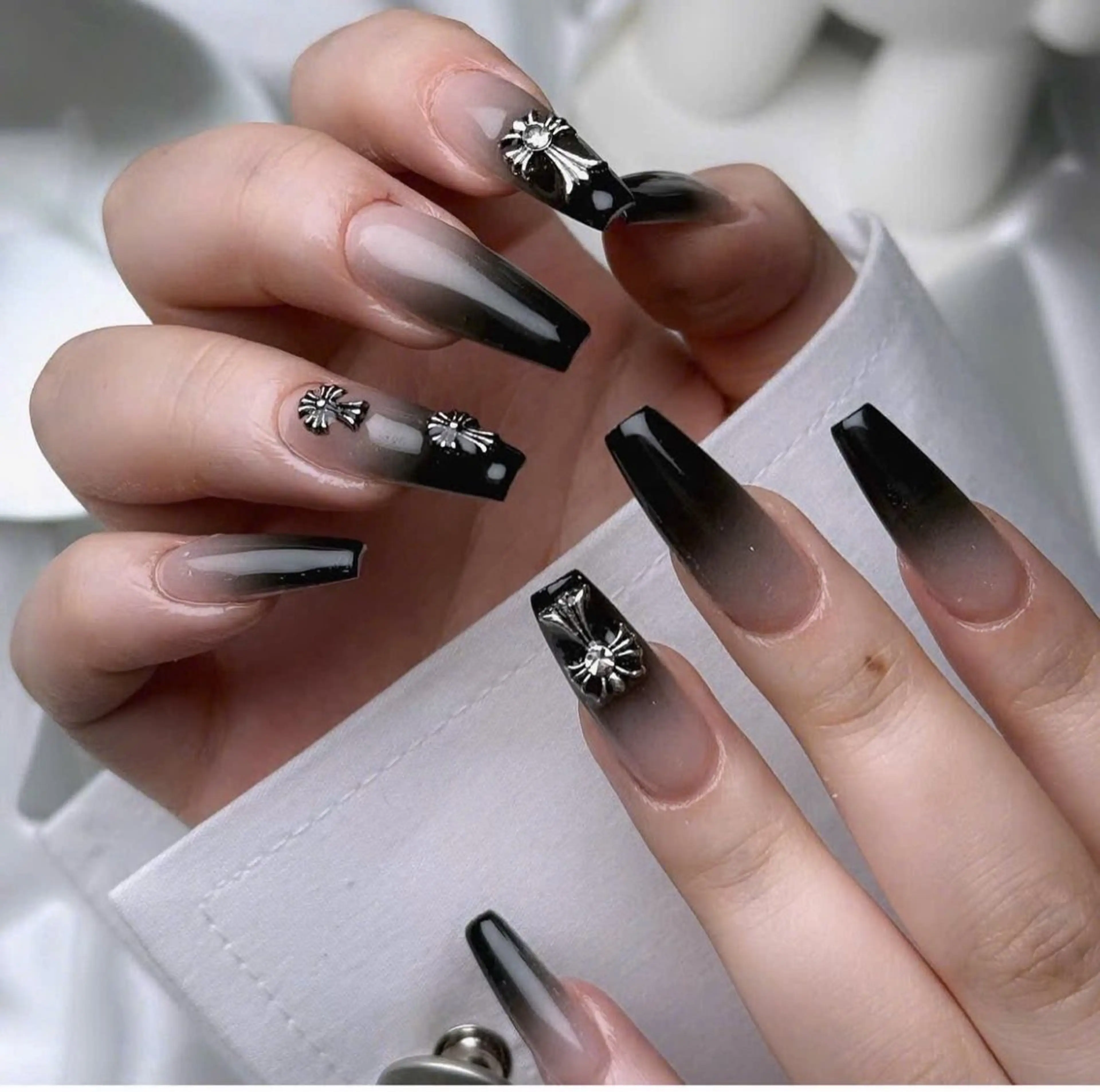 ネイル フレンチネイル キラキラネイル マグネットネイル ミラーネイル ニュアンスネイル ハンドネイル Lyn Nailのネイルデザイン