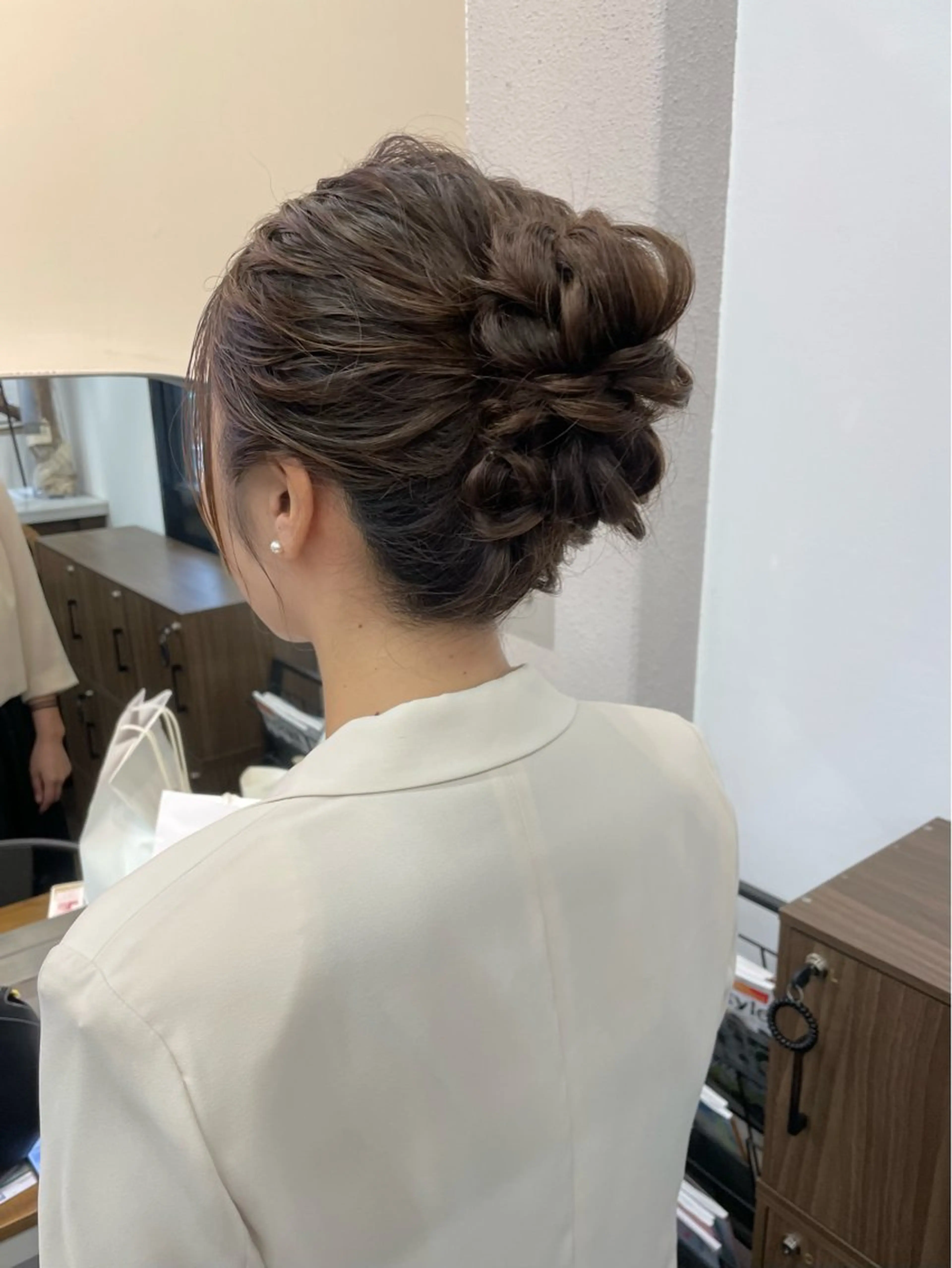 ロング ヘアアレンジ お団子ヘア くすみベージュカラー 🪻HARUKAのヘアスタイル