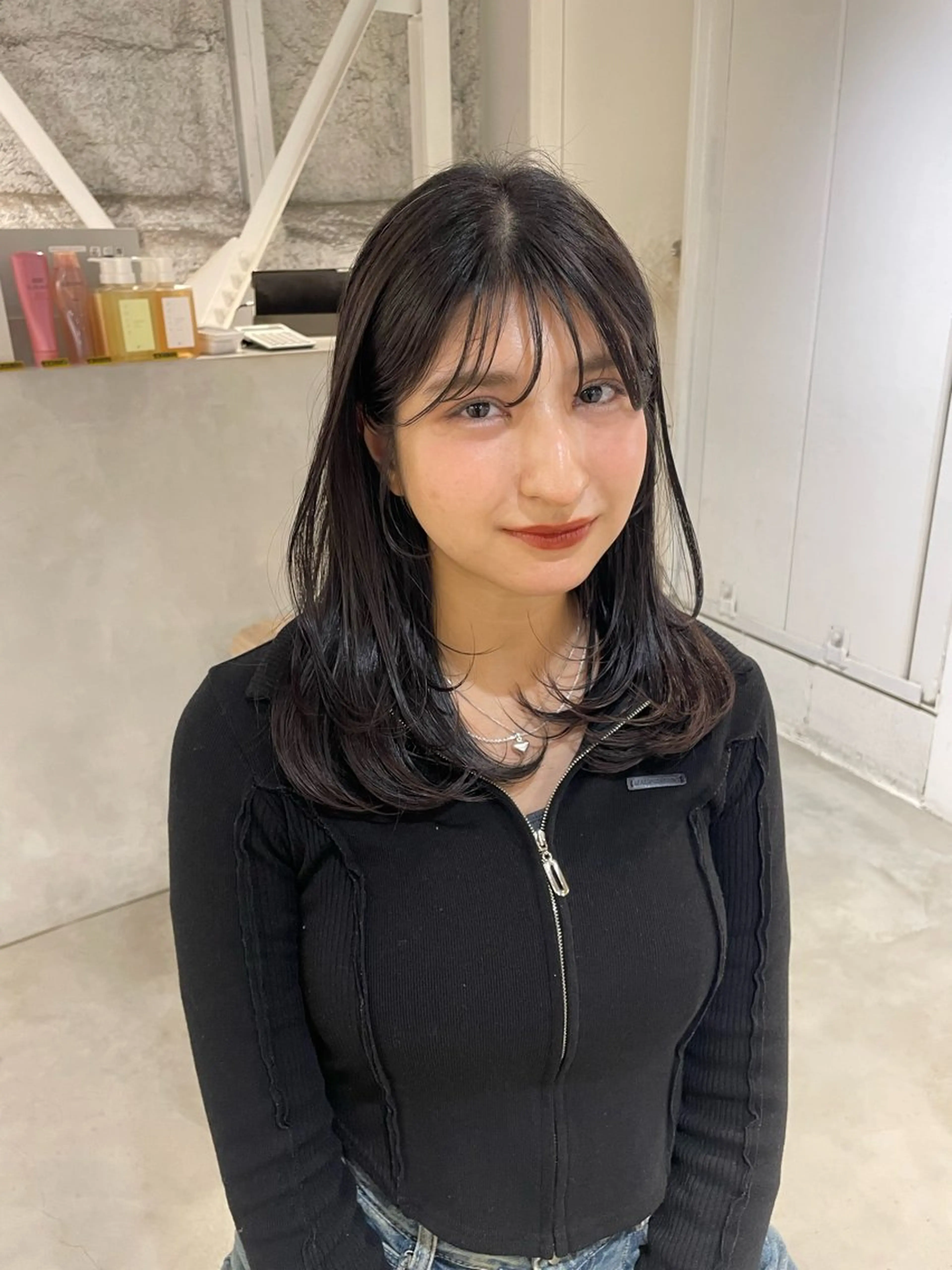 ミディアム SAKI 新宿のヘアスタイル