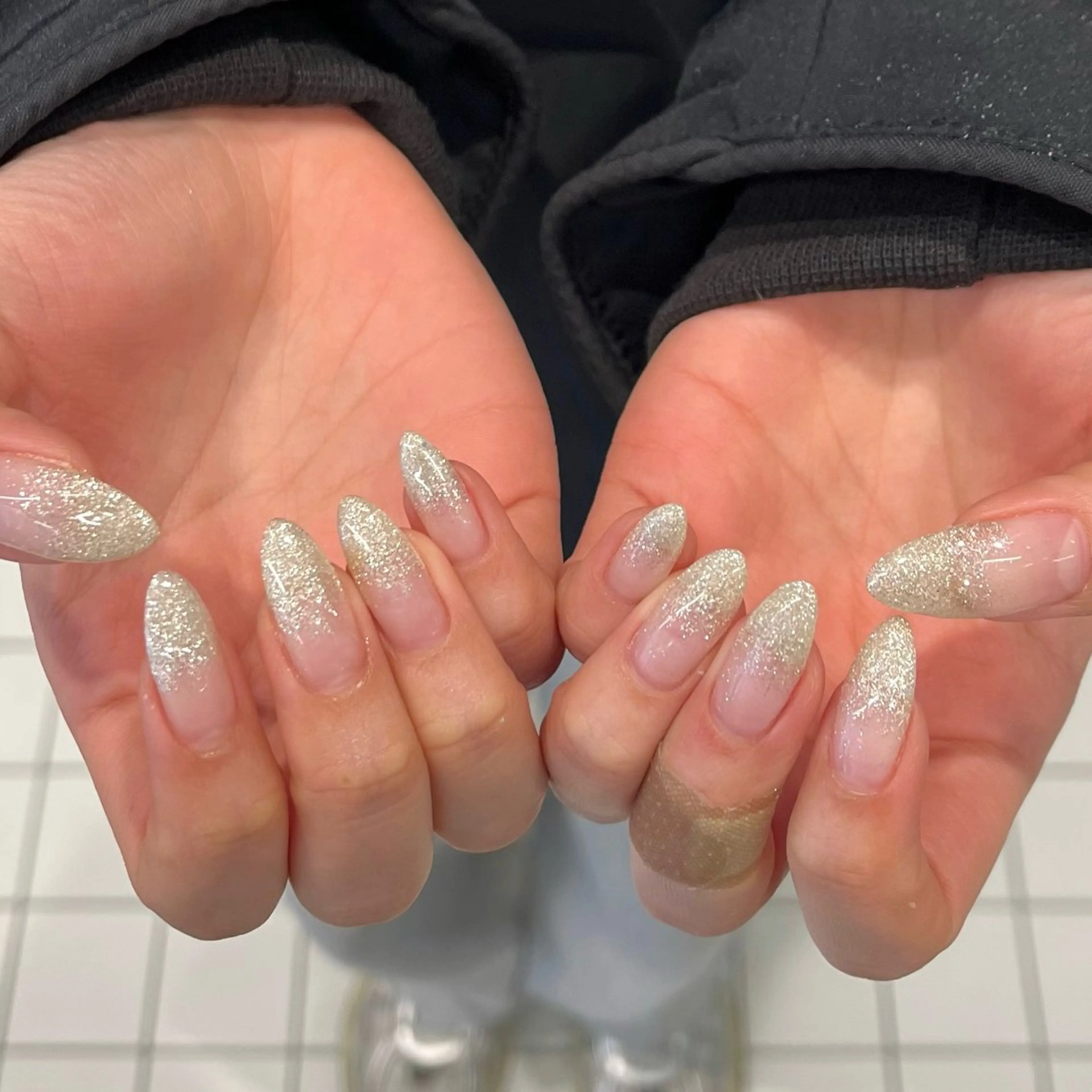 ネイル キラキラネイル ラメ(グリッター) ラメグラデーション 冬ネイル クリスマス ハンドネイル eight nail 春菜のネイルデザイン