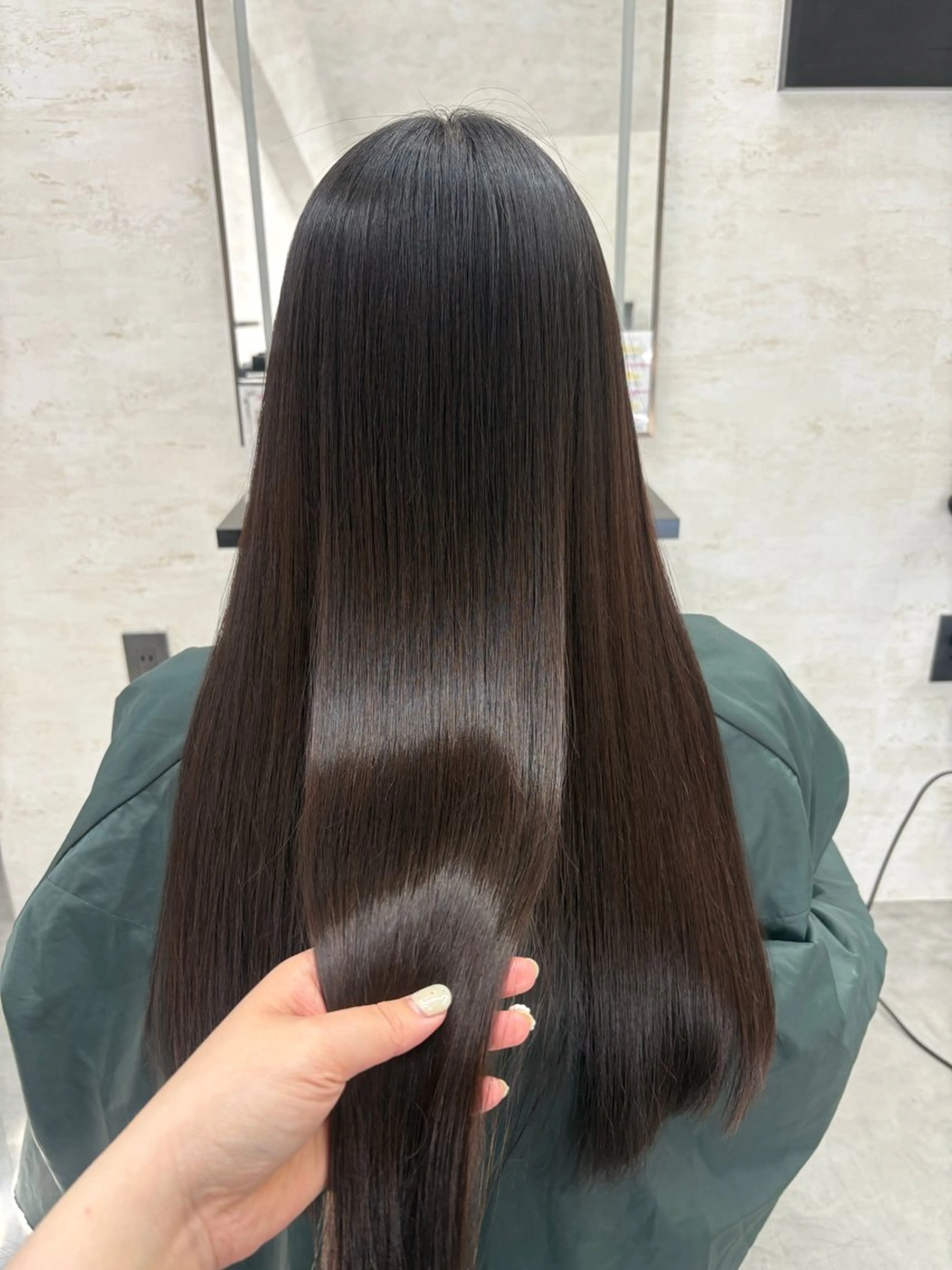 カット 縮毛矯正 トリートメント ブリーチなしカラー レイヤーカットのヘアスタイル