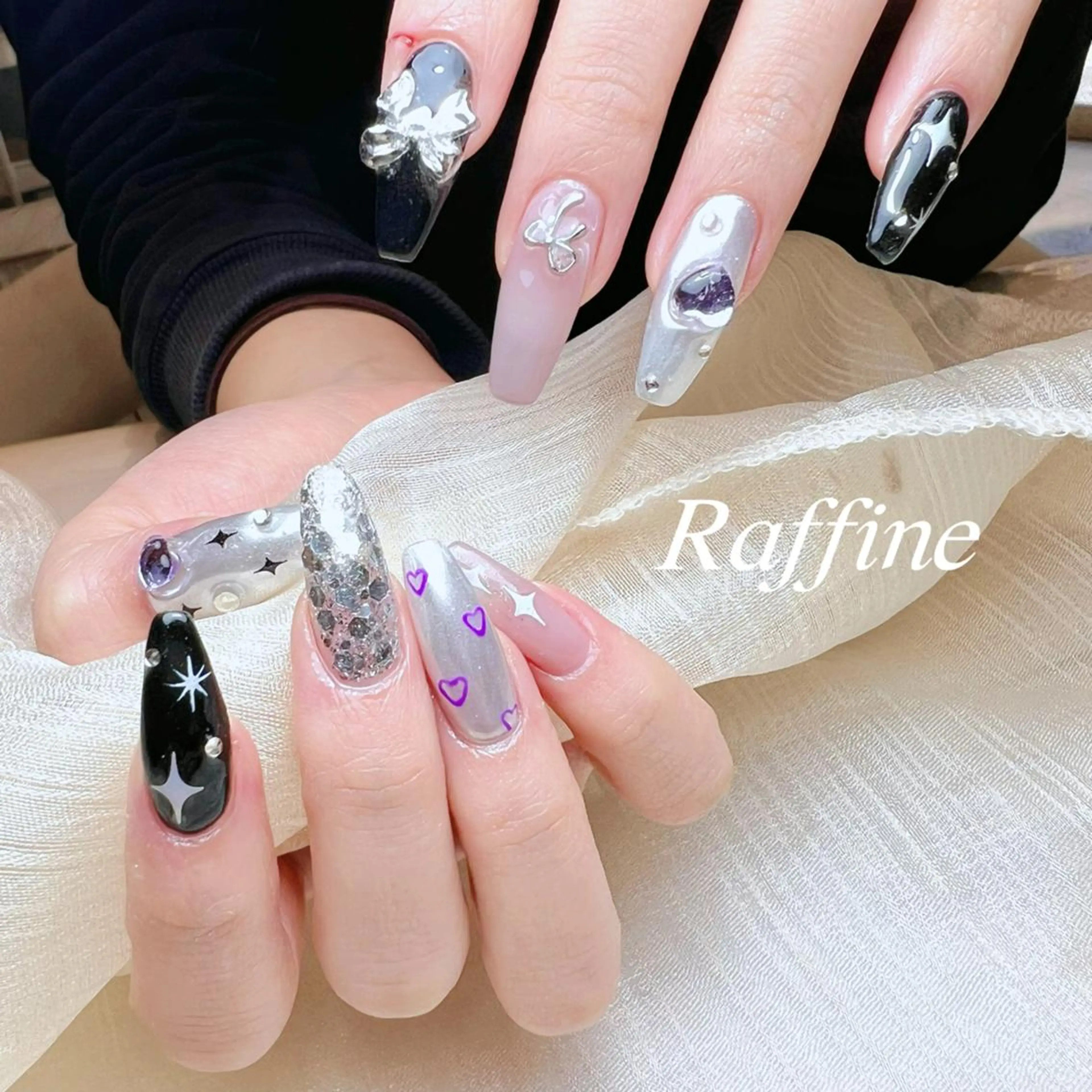 ネイル ハンドネイル RAFFINE 月🦋🩵のネイルデザイン