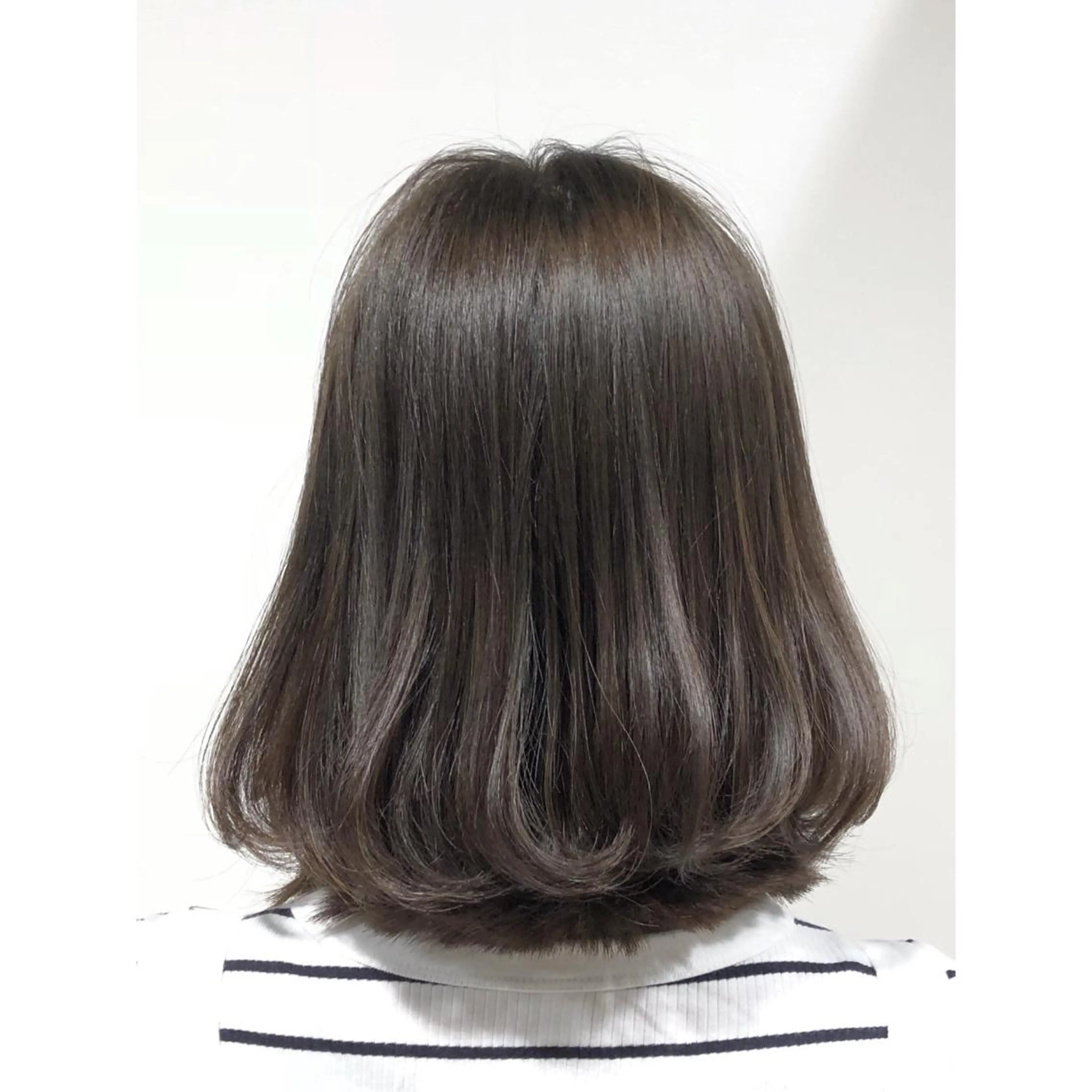 ミディアム カラー アッシュ 透明感カラー ハイライトカラー ハイトーンカラー イルミナカラー KIZU 髪質改善 オカルト怪談のヘアスタイル