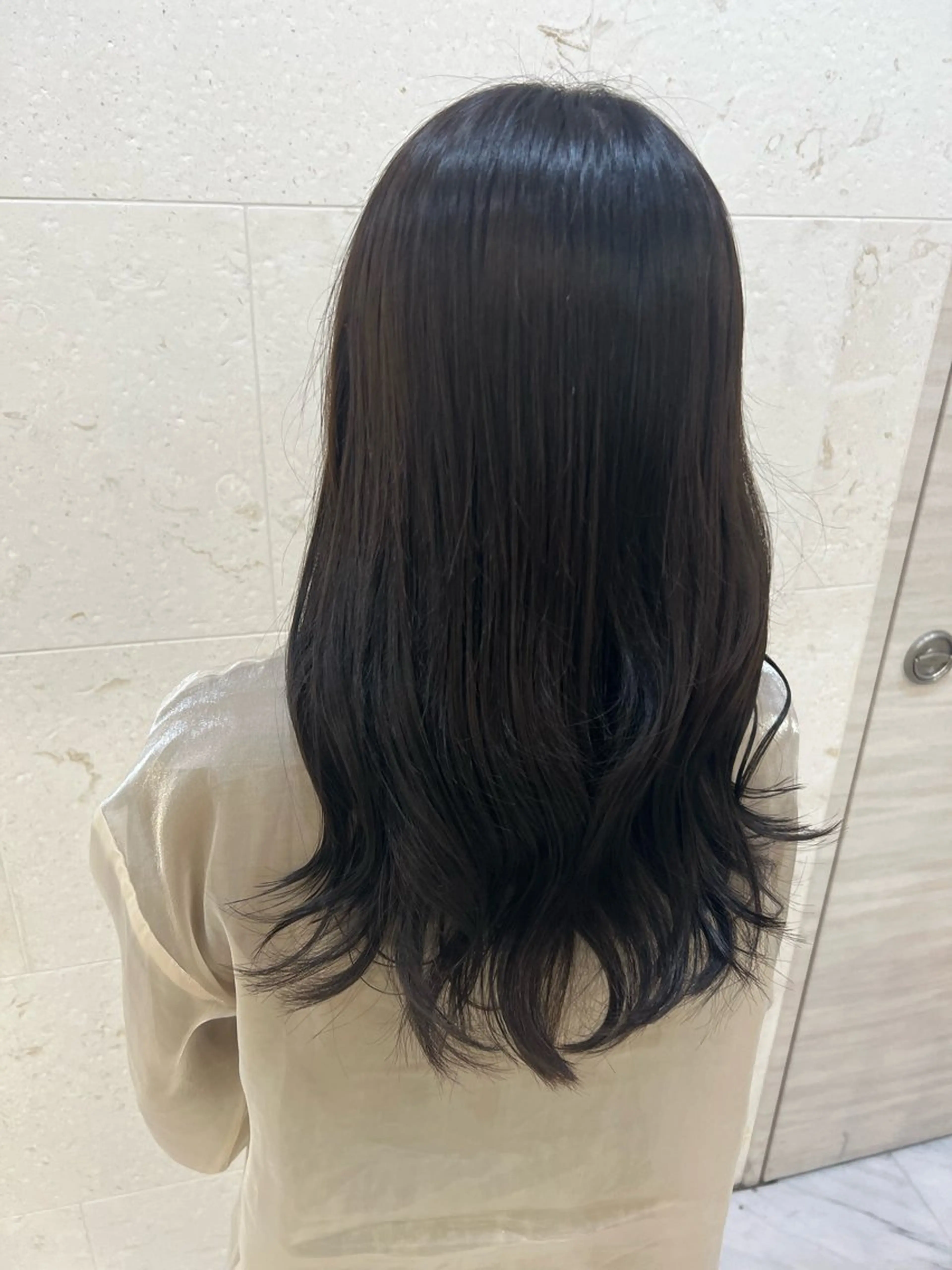 ロング カラー アッシュ アッシュグレー ヘアカラー 鈴木 愛華のヘアスタイル