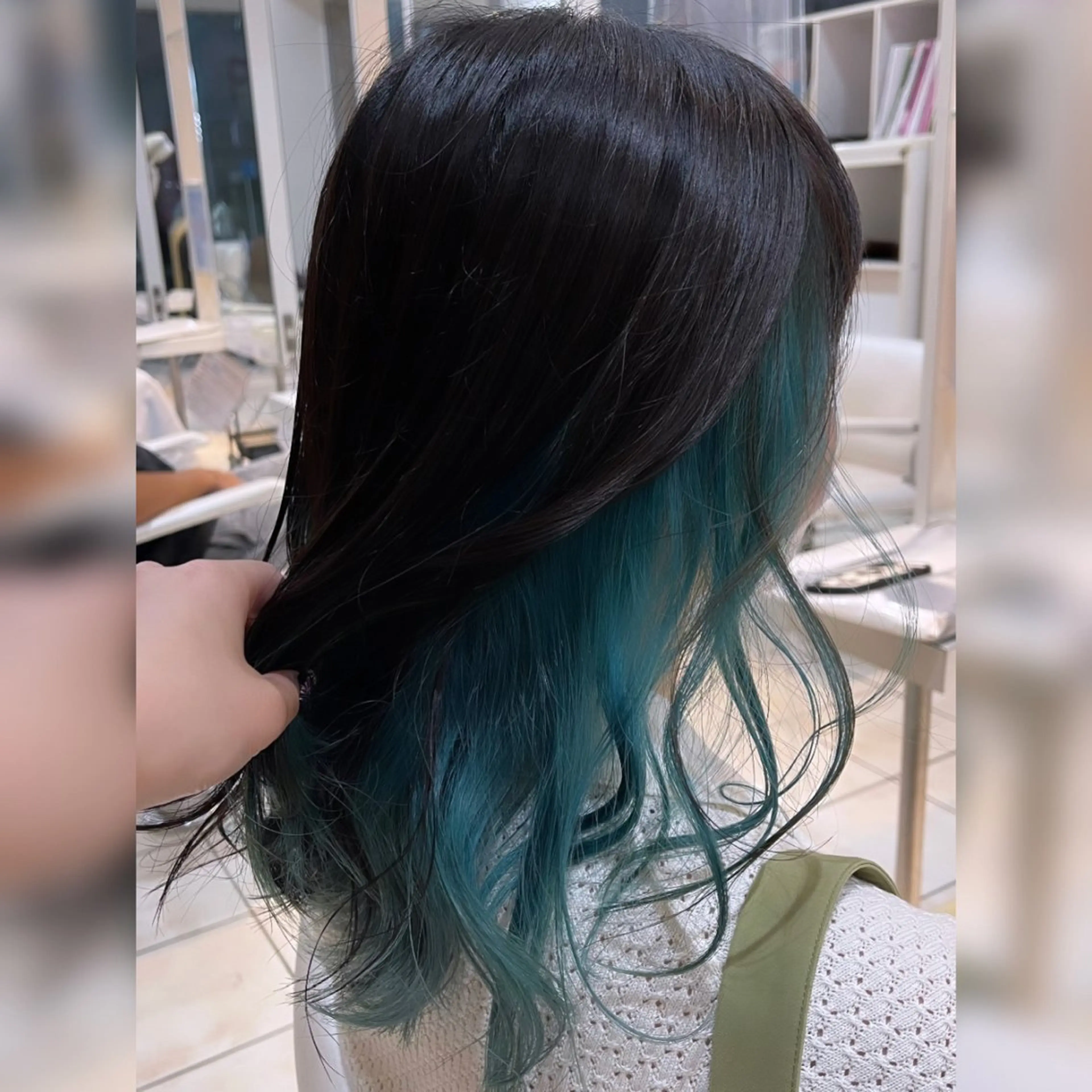 セミロング カラー ヘアカラー 艶髪 インナーカラーのヘアスタイル