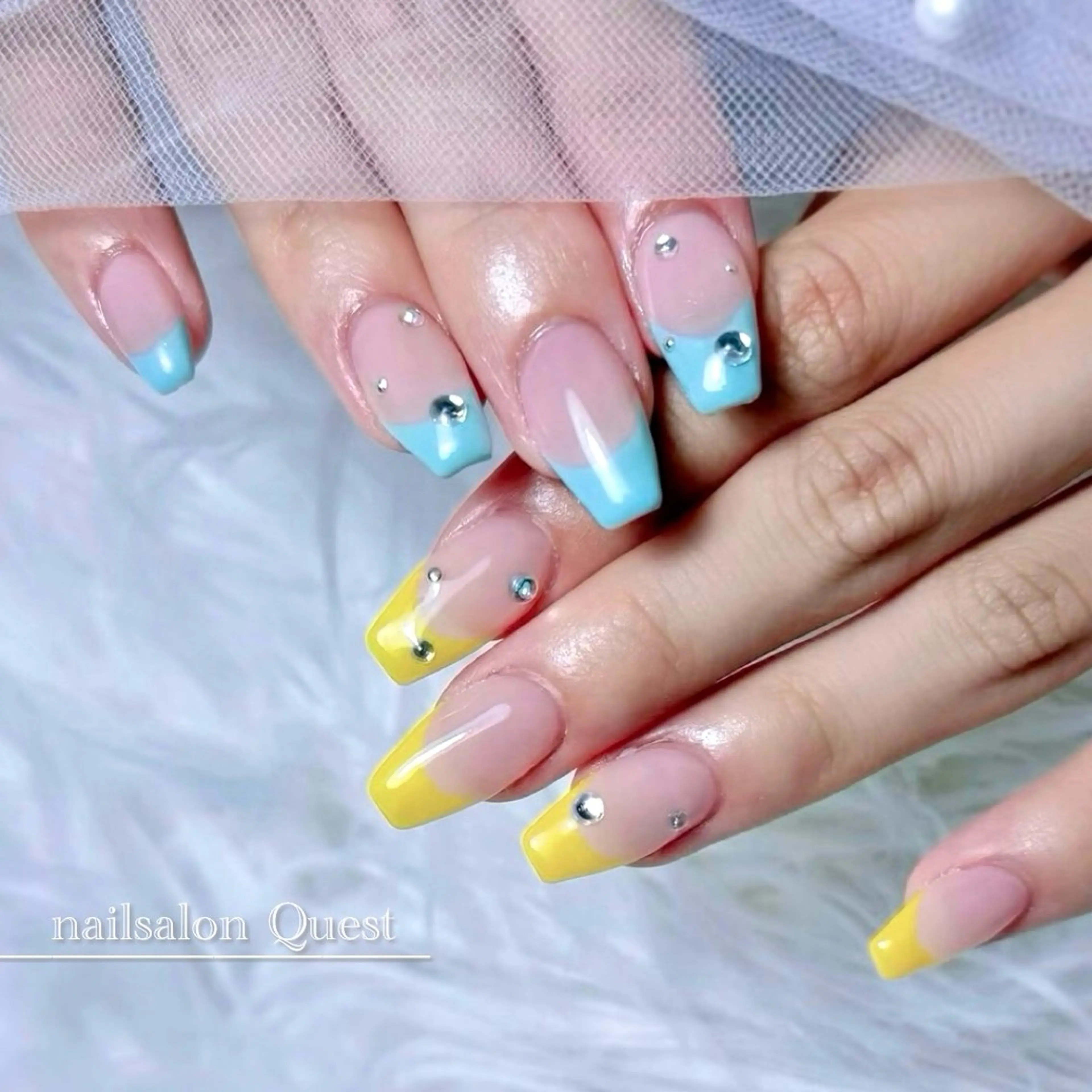 ネイル フレンチネイル 水色 黄色 ハンドネイル nailsalon Questのネイルデザイン
