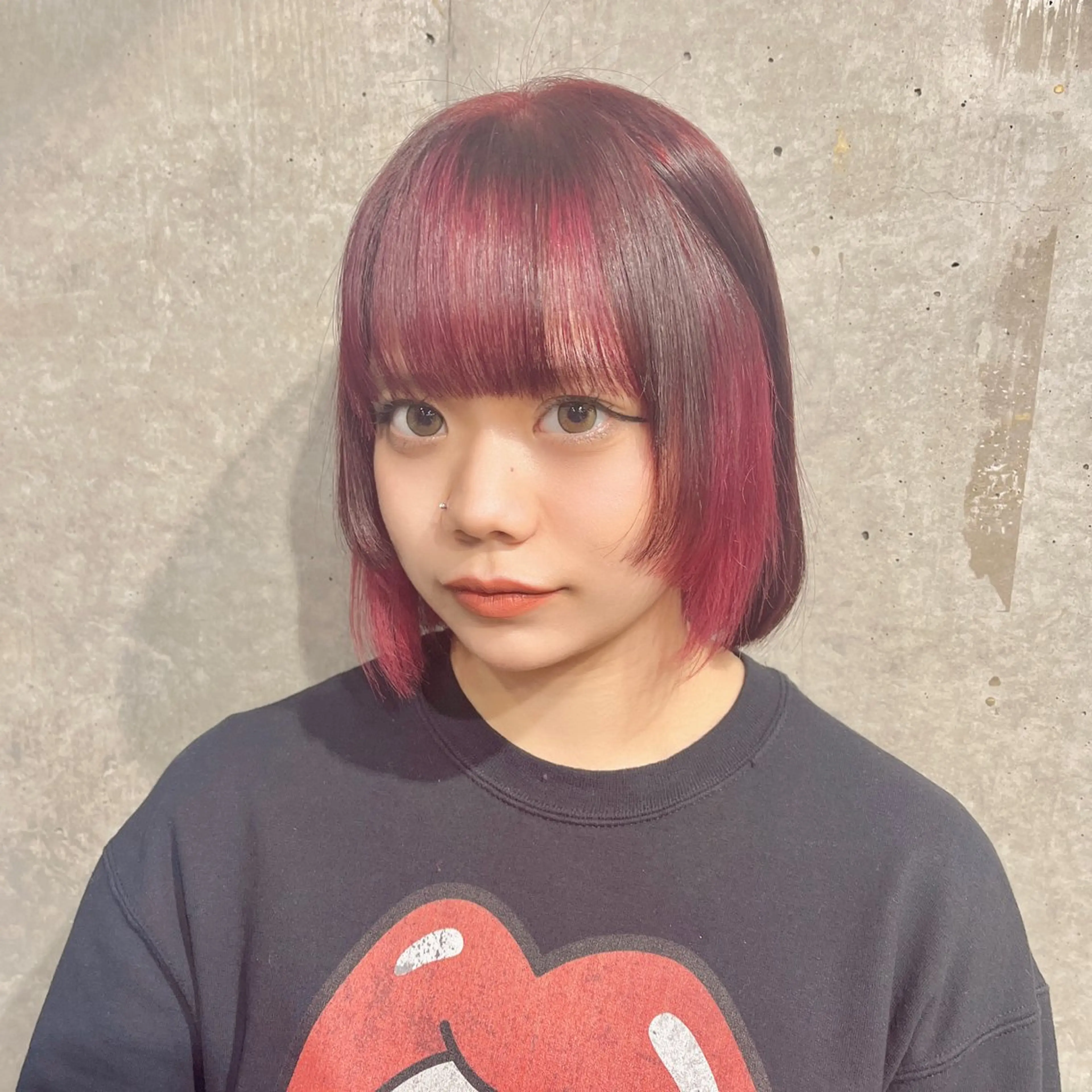 ミディアム カラー ブリーチ インナーカラー ピンクカラー レッドカラー 顔まわりレイヤー ヘアカラー 藤澤 夏実/インナーカラーのヘアスタイル