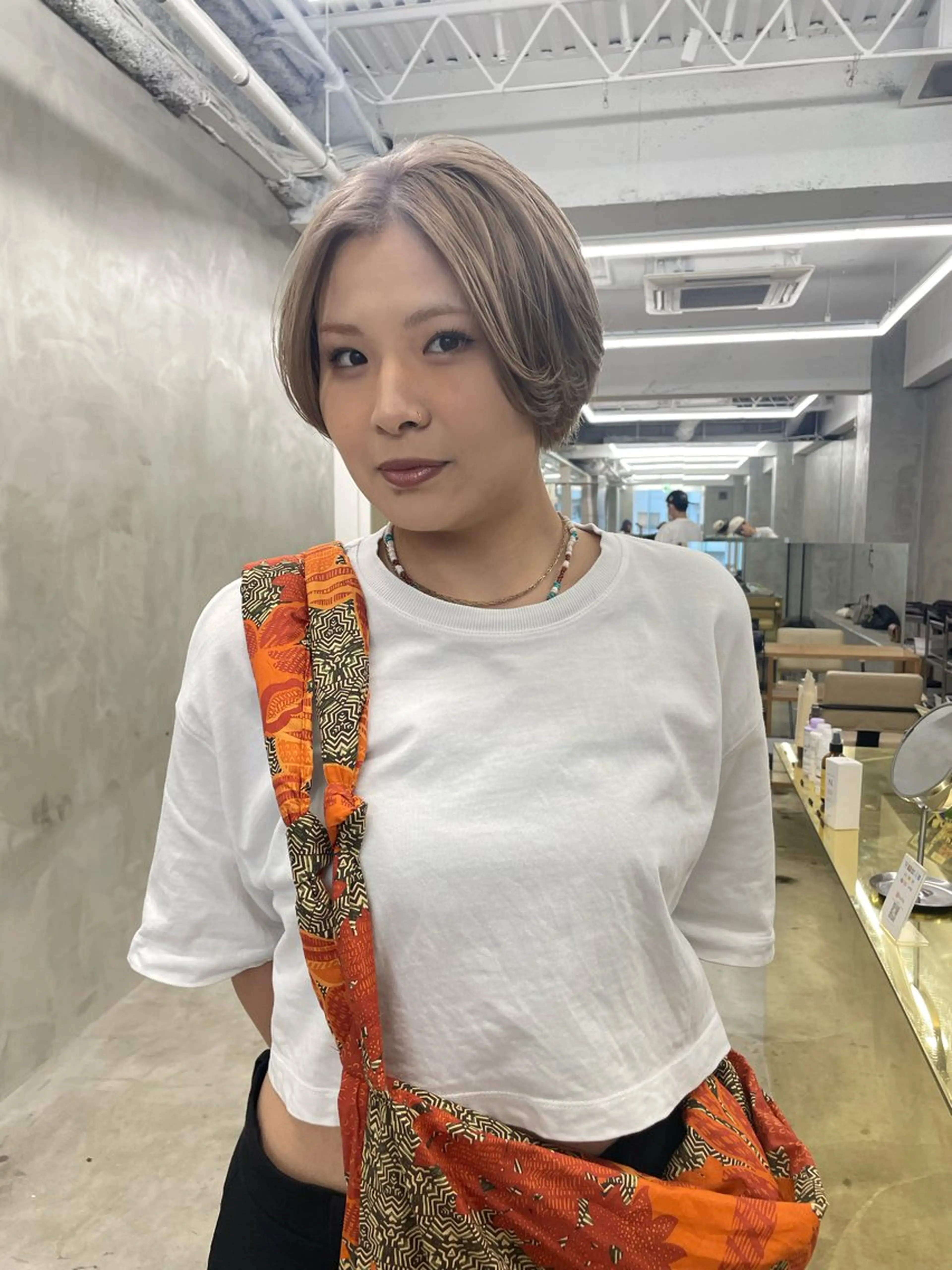 ショート カラー ベージュカラー ショートヘア ヘアカラー トリートメント ハイトーン/レイヤー 🌸さくらのヘアスタイル