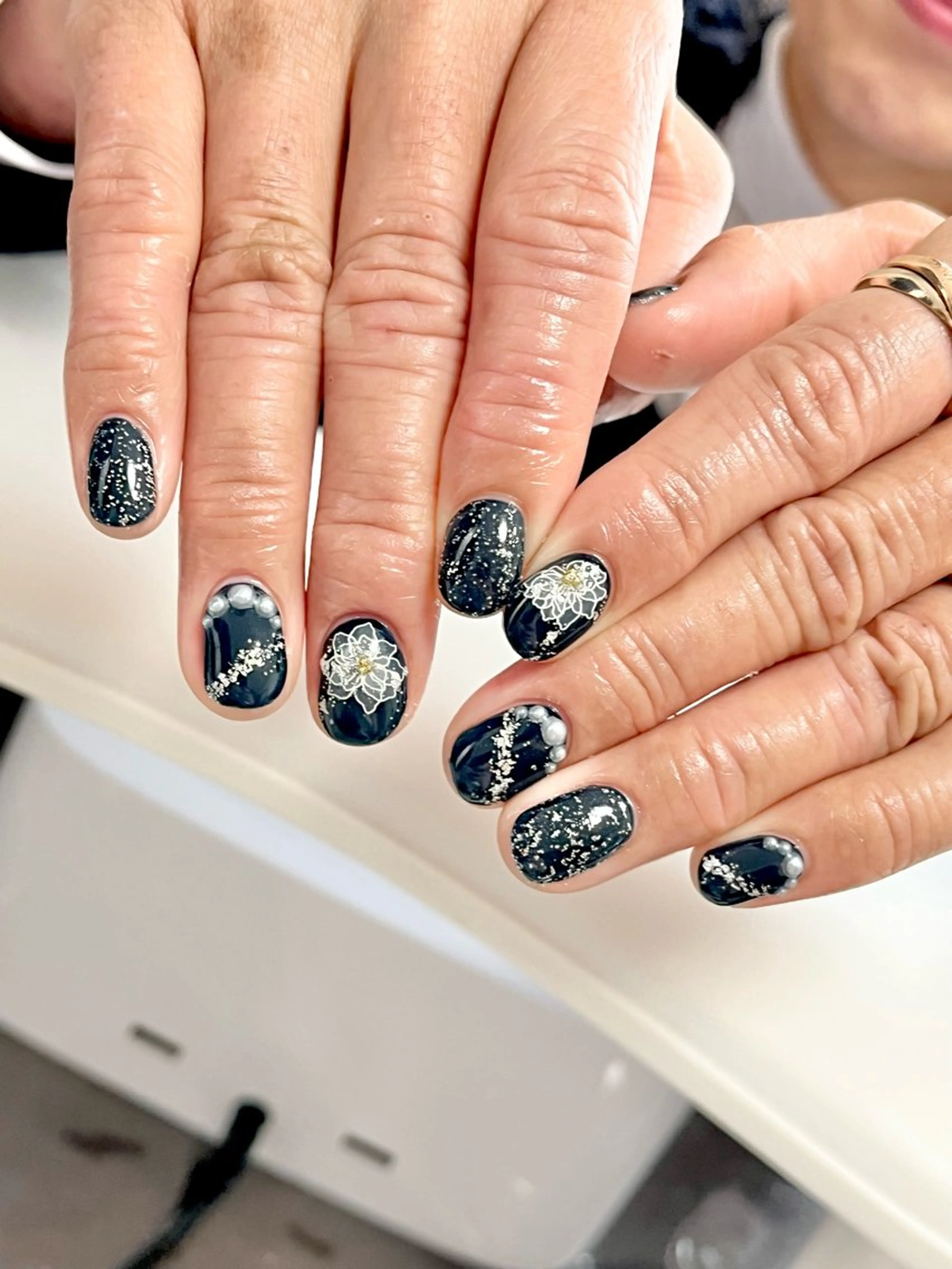 ネイル ブルー フラワーネイル キラキラネイル ラメ(グリッター) ネイビー NAILS BY YUKAのネイルデザイン