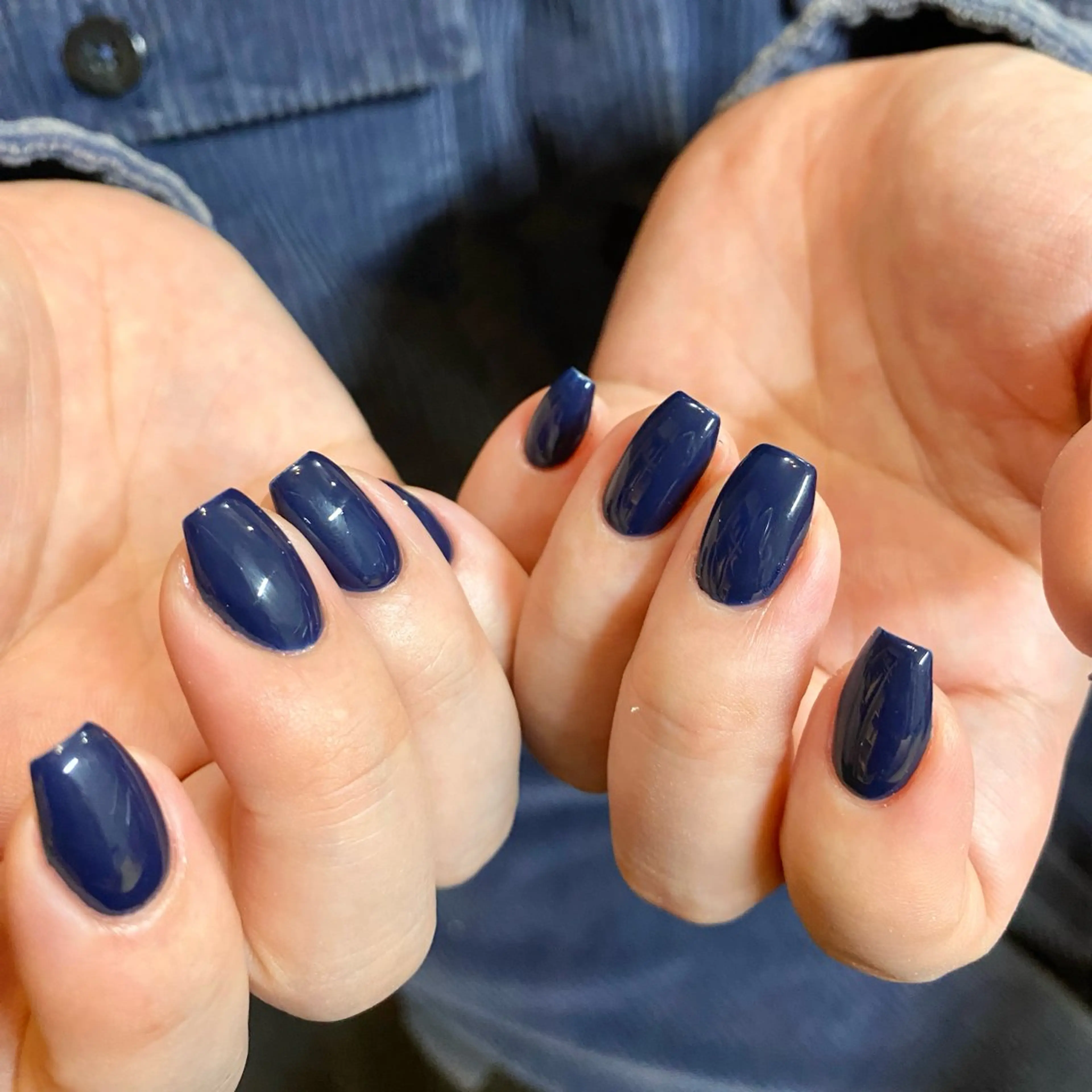 ネイル ネイビー ワンカラーネイル シンプルネイル スクエアネイル ハンドネイル ハンドケア 🎀NAIL🎀 AI🪄︎︎◝✩のネイルデザイン