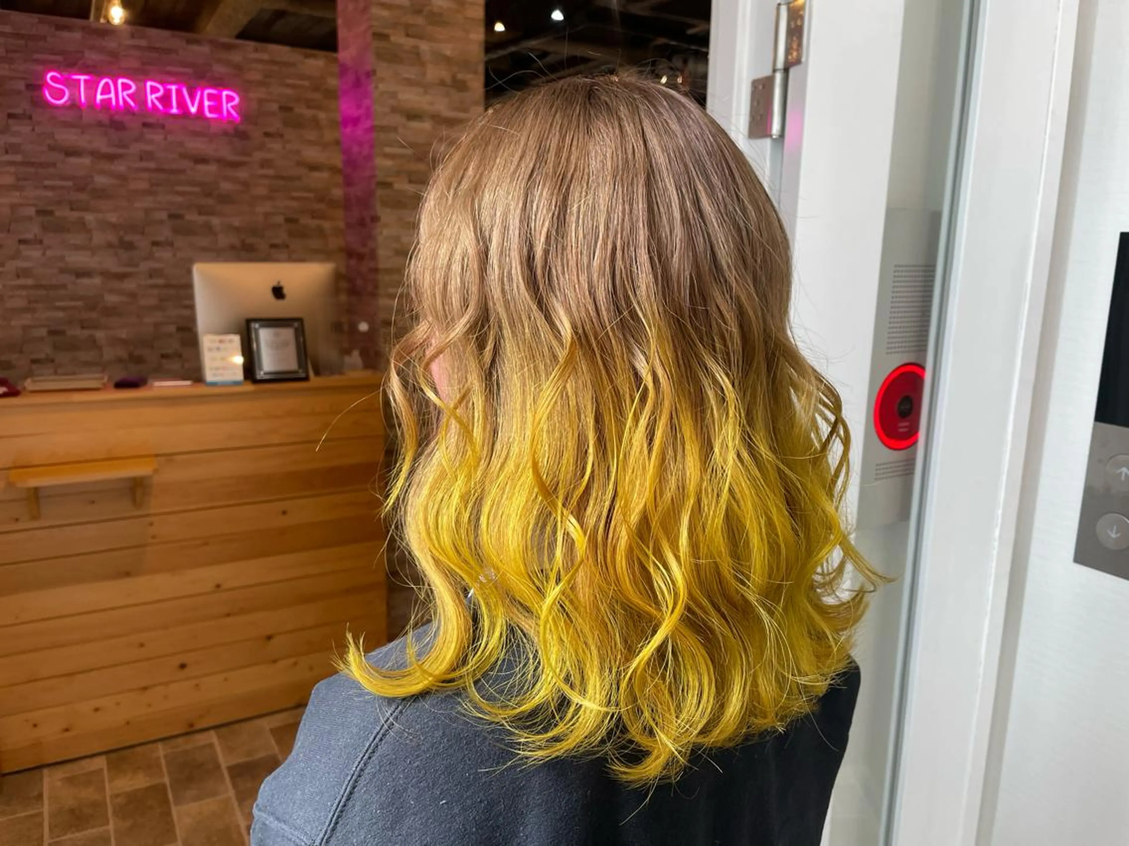 セミロング SALOWIN心斎橋Suite店所属・ブリーチ毛にもできる 縮毛矯正|鷹司郎のヘアスタイル