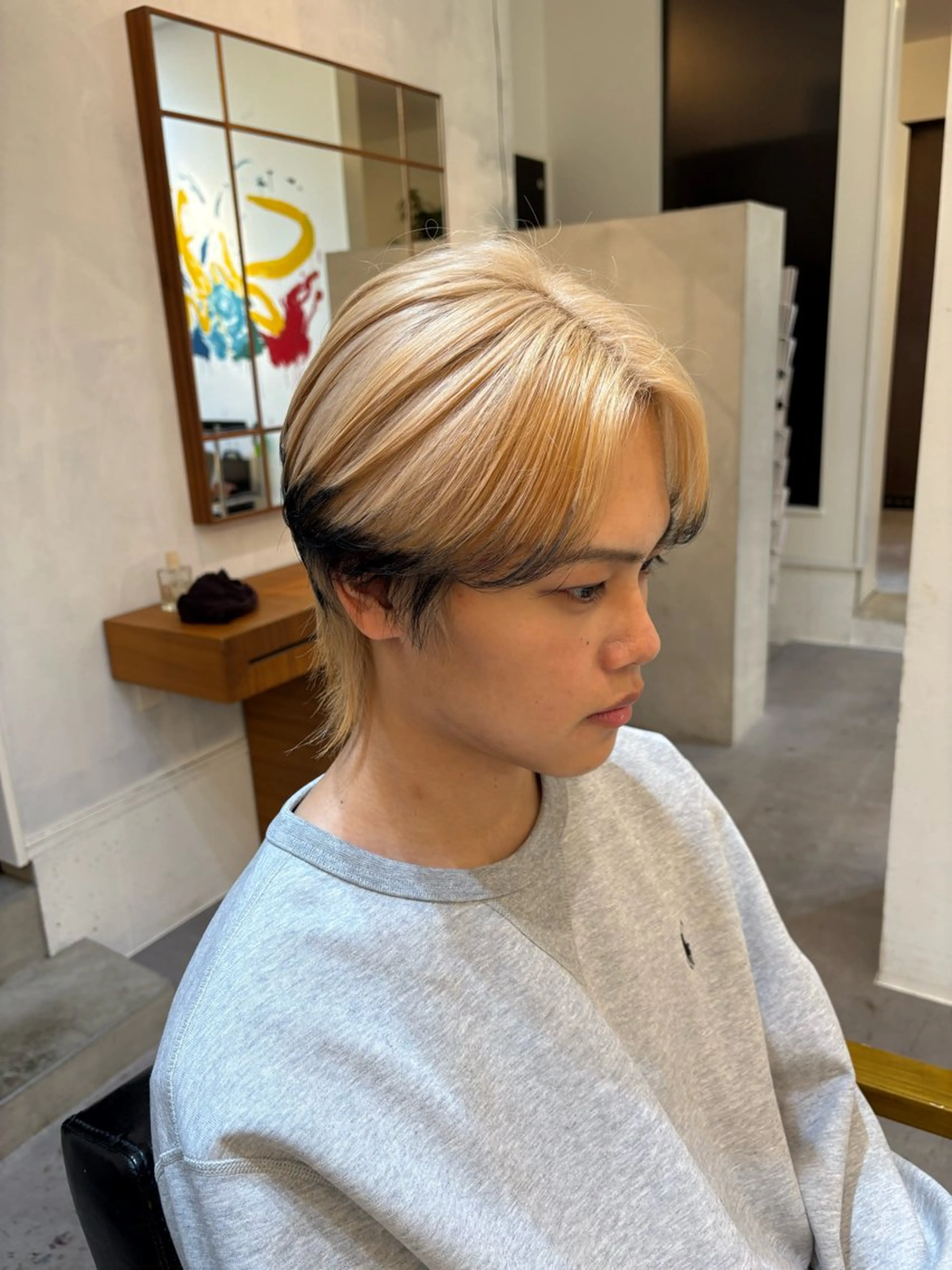 カラー メンズ センターパート メンズウルフカット デザインカラー ウルフカット GISELA サリナのヘアスタイル