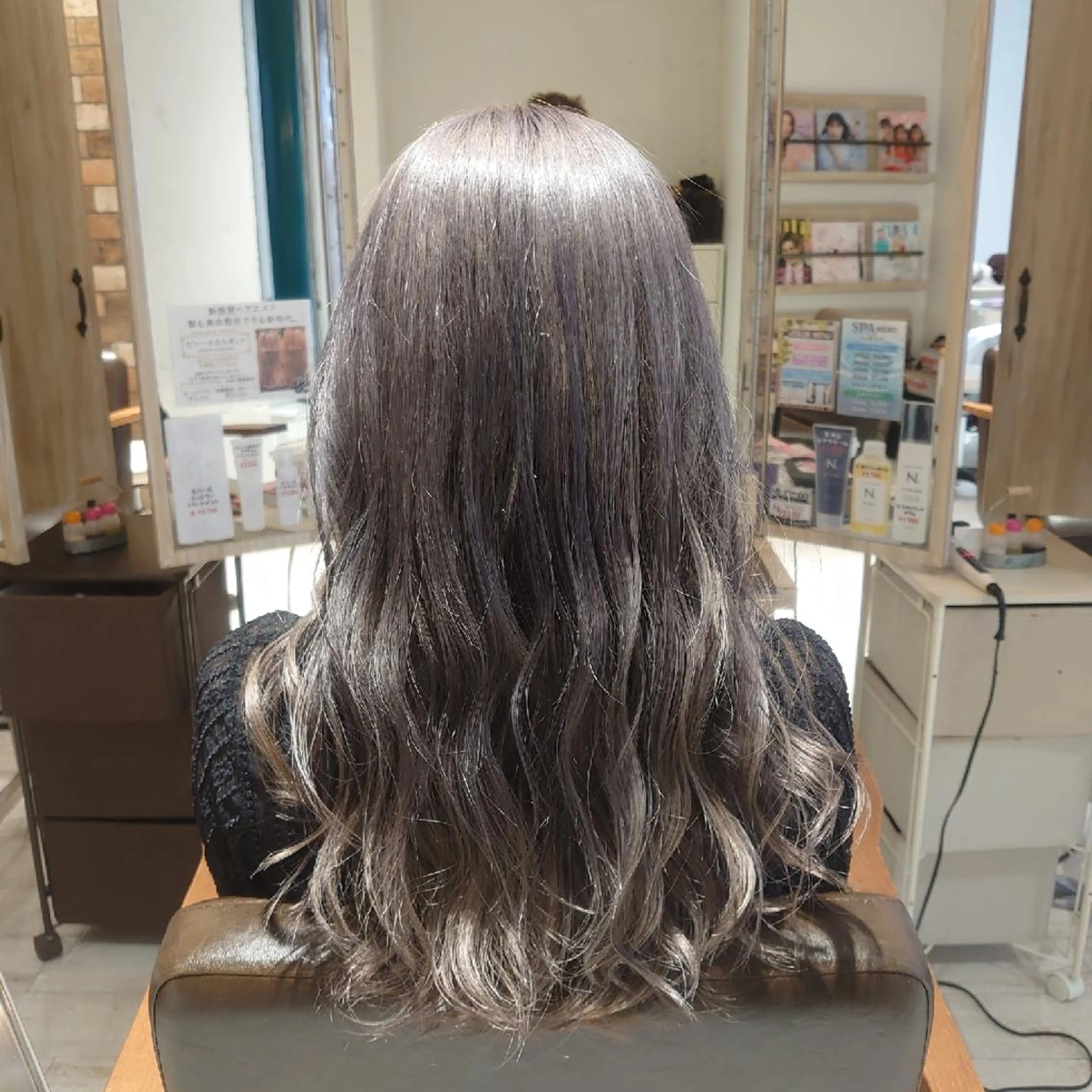 セミロング ヘアアレンジ カラー ブリーチ 透明感カラー グレージュ シルバー シルバーグレージュ E Komo hair所属・Wow❕E Komo hair 永井一輝のヘアスタイル