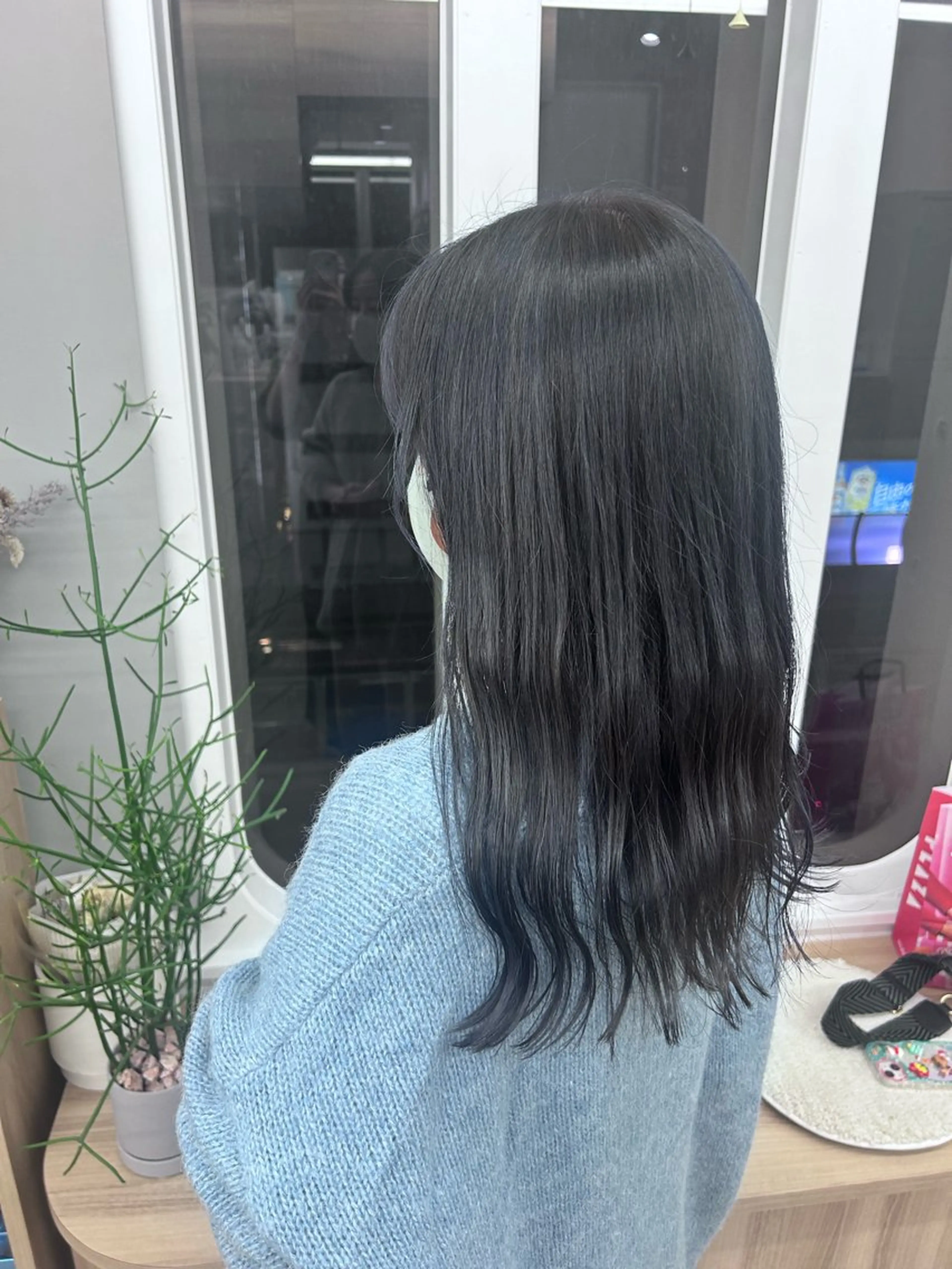 ロング カラー 黒髪 ブリーチ ブルーカラー ブルーブラック 透明感カラー カット ヘアカラー トリートメント 韓国ヘア nanahaのヘアスタイル