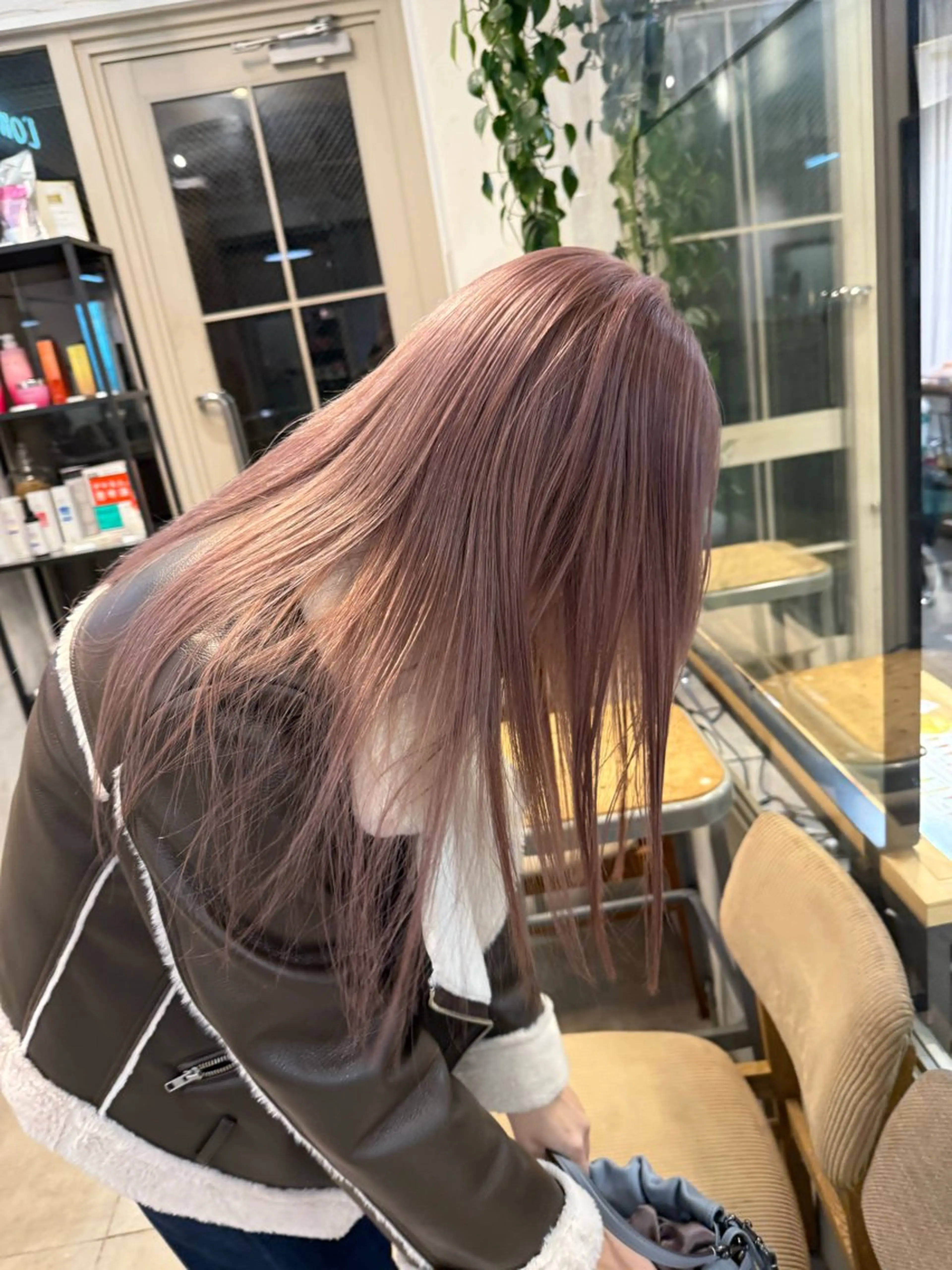 ロング カラー ミルクティー× グレージュMOMOのヘアスタイル