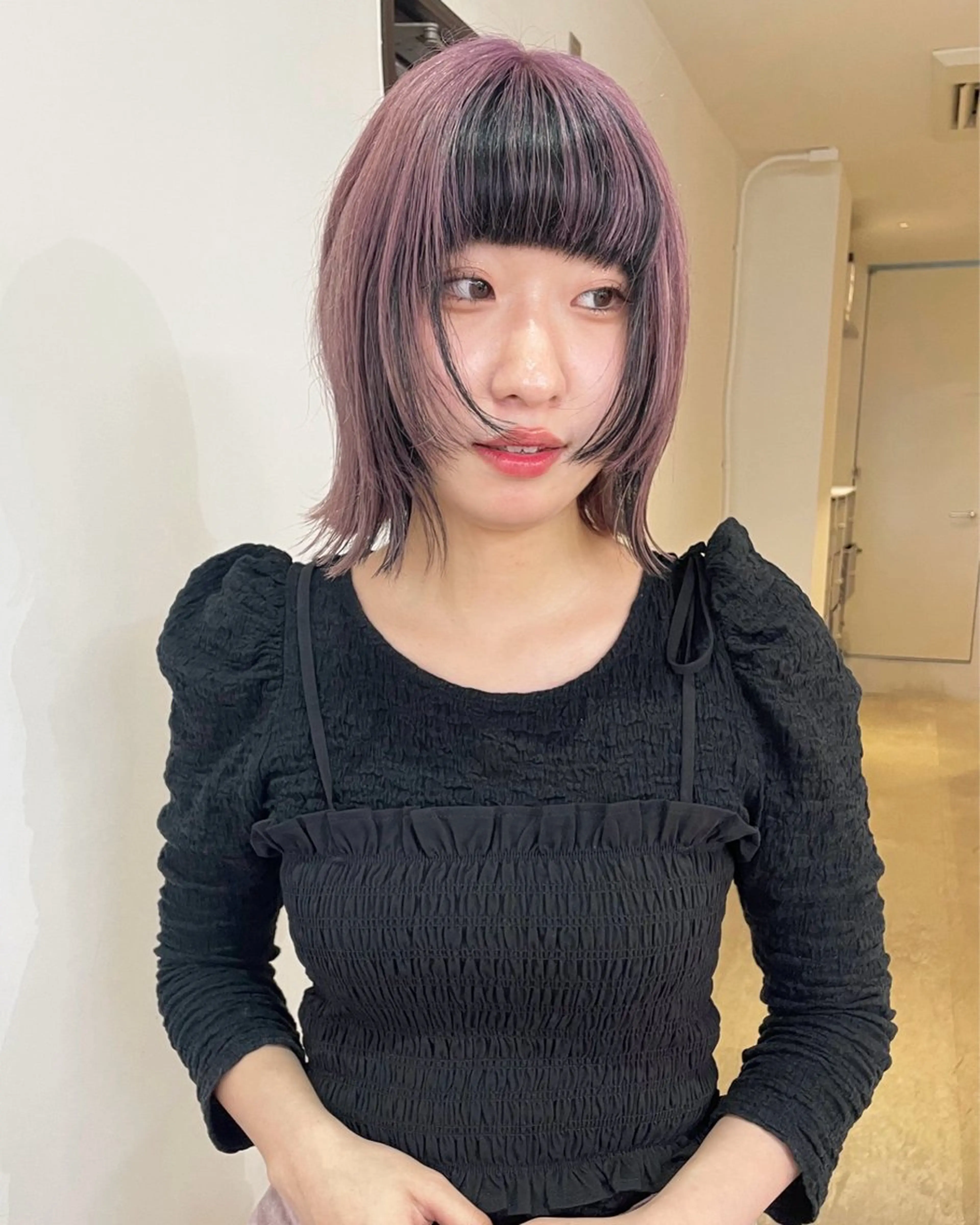 ミディアム カラー ミストバング ベージュカラー デザインカラー イヤリングカラー  フェイスフレーミング ヘアカラー トリートメント MIU/ルーツカラー ボブ/顔周りレイヤーのヘアスタイル