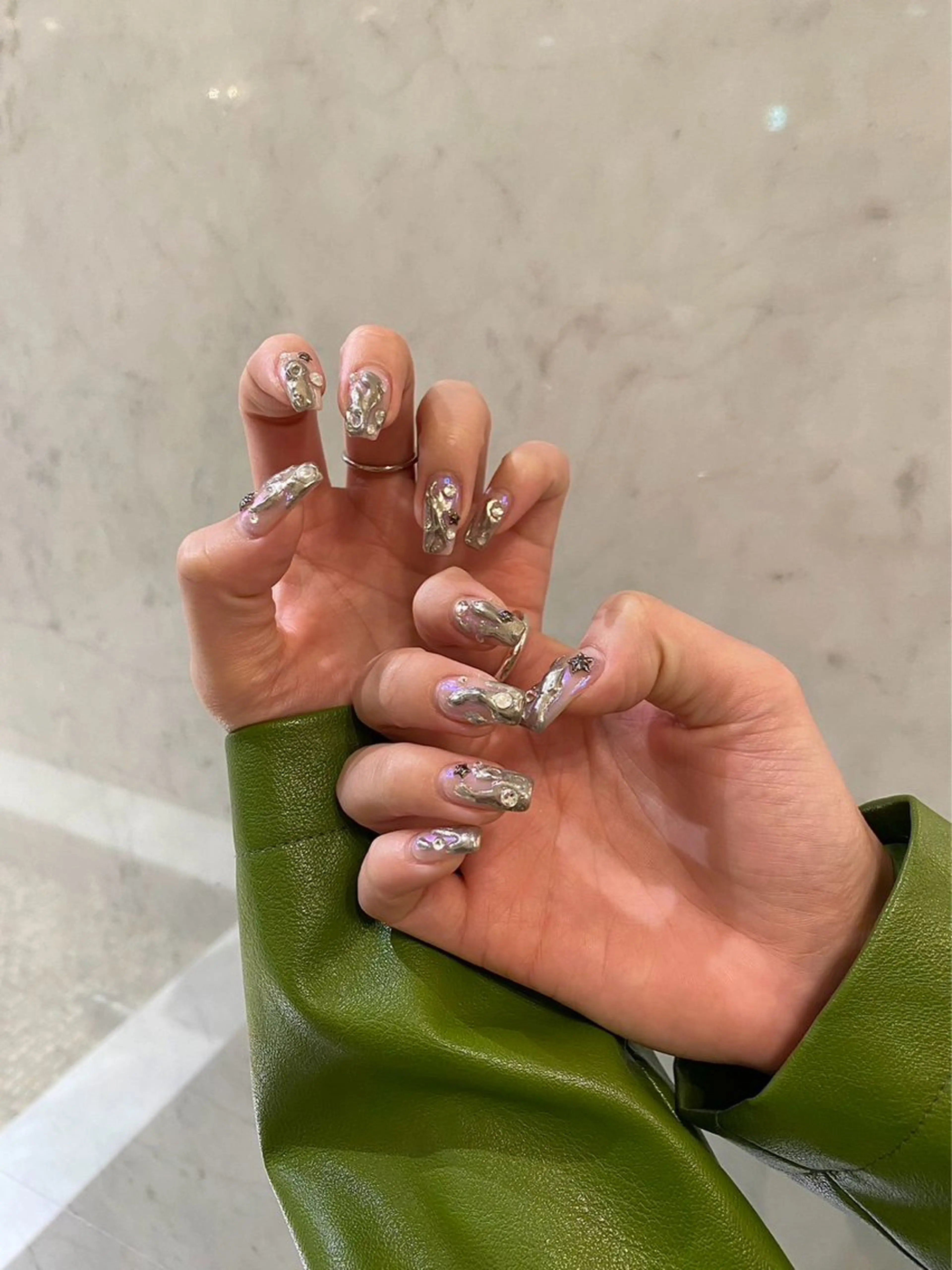 ネイル 持ち込み ニュアンスネイル シルバー ハンドネイル ハンドケア Charme. NOBUKOのネイルデザイン