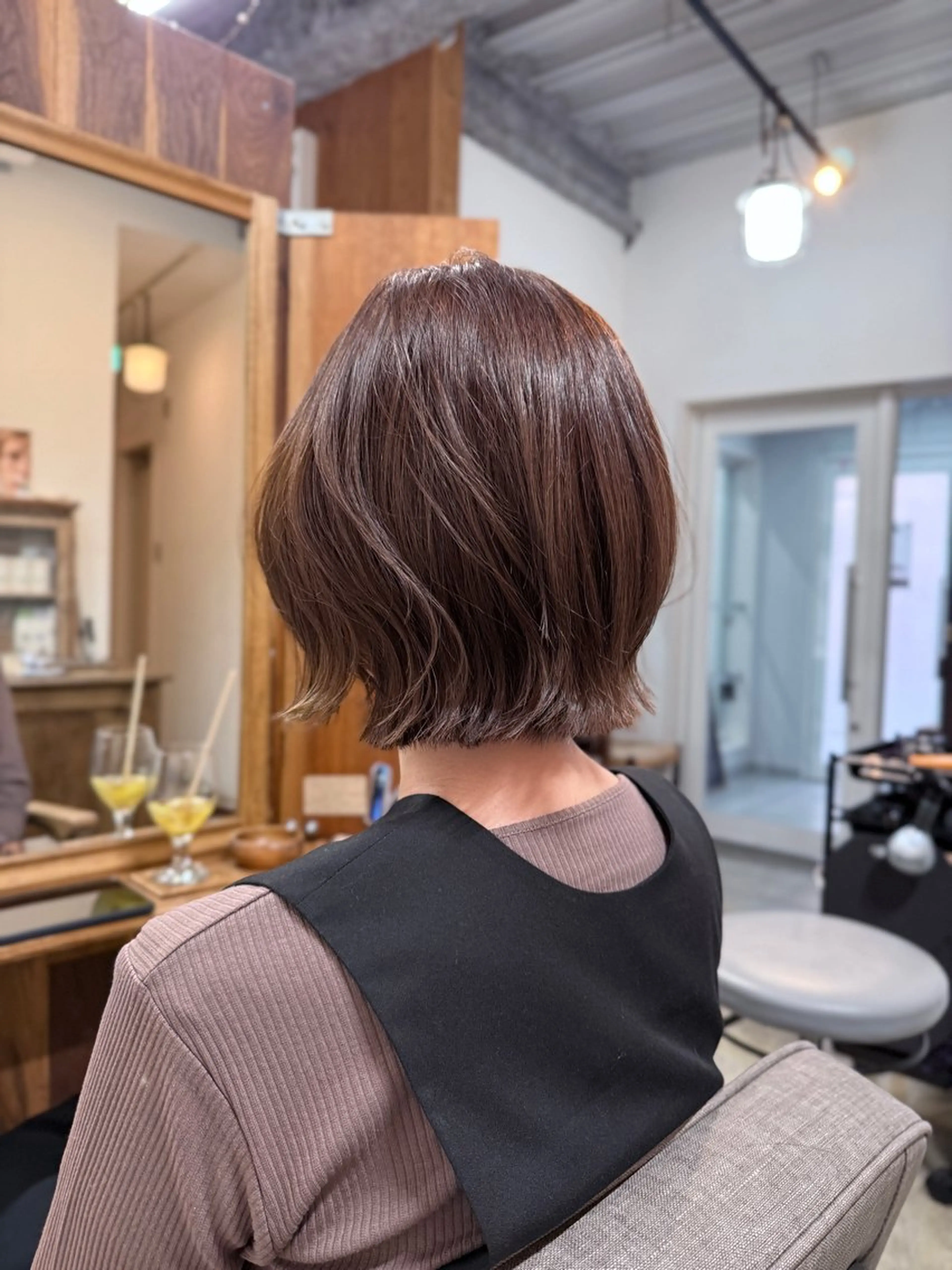 ショート カラー 切りっぱなしボブ ベージュカラー オリーブベージュ ボブ くびれヘア カット トリートメント 【韓国レイヤーカット 特化】ハッシュカットのヘアスタイル