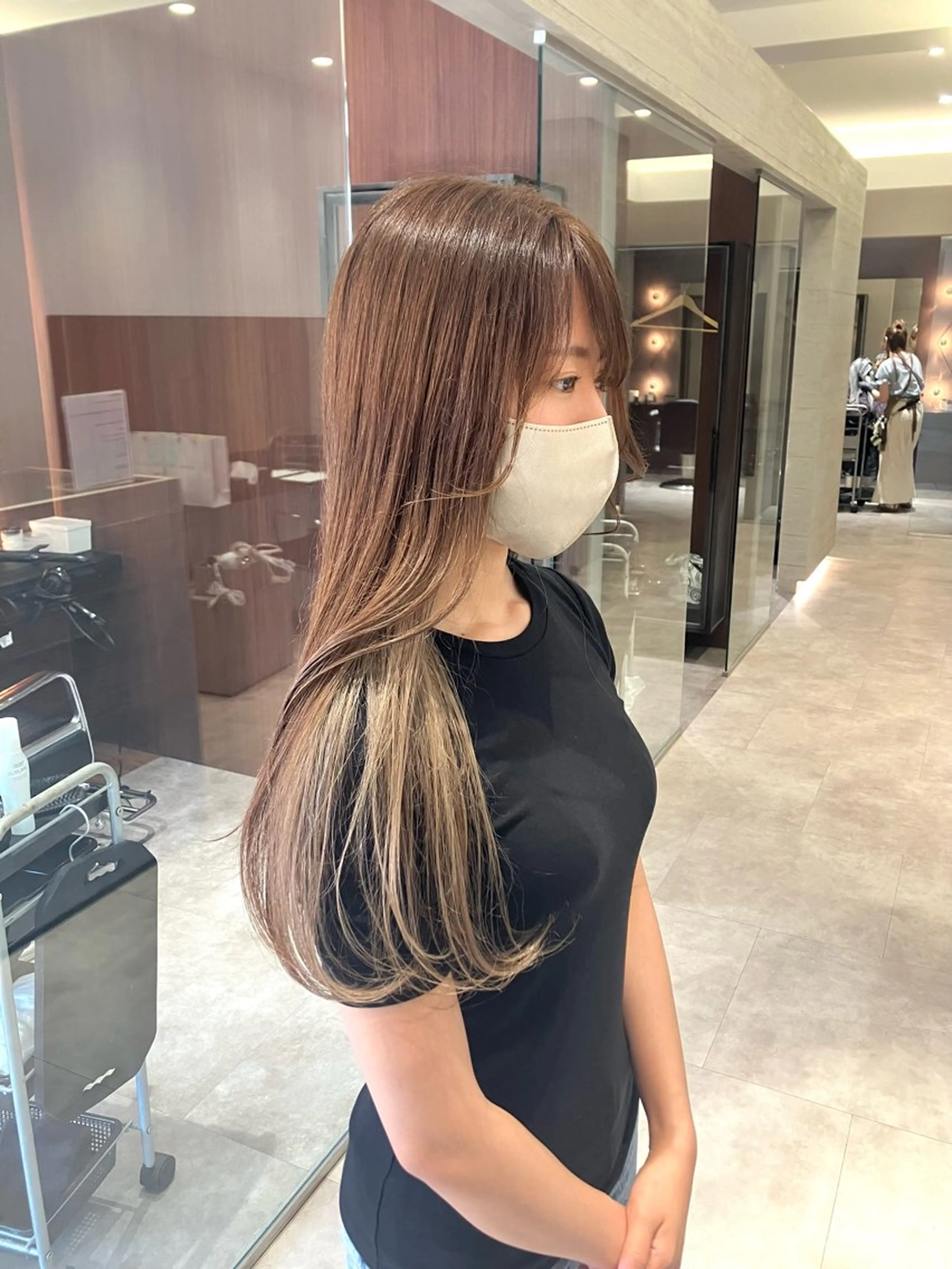 ロング カラー ベージュカラー ホワイトベージュ サキ🤍ハイトーン 🩰くびれ巻きヘアのヘアスタイル