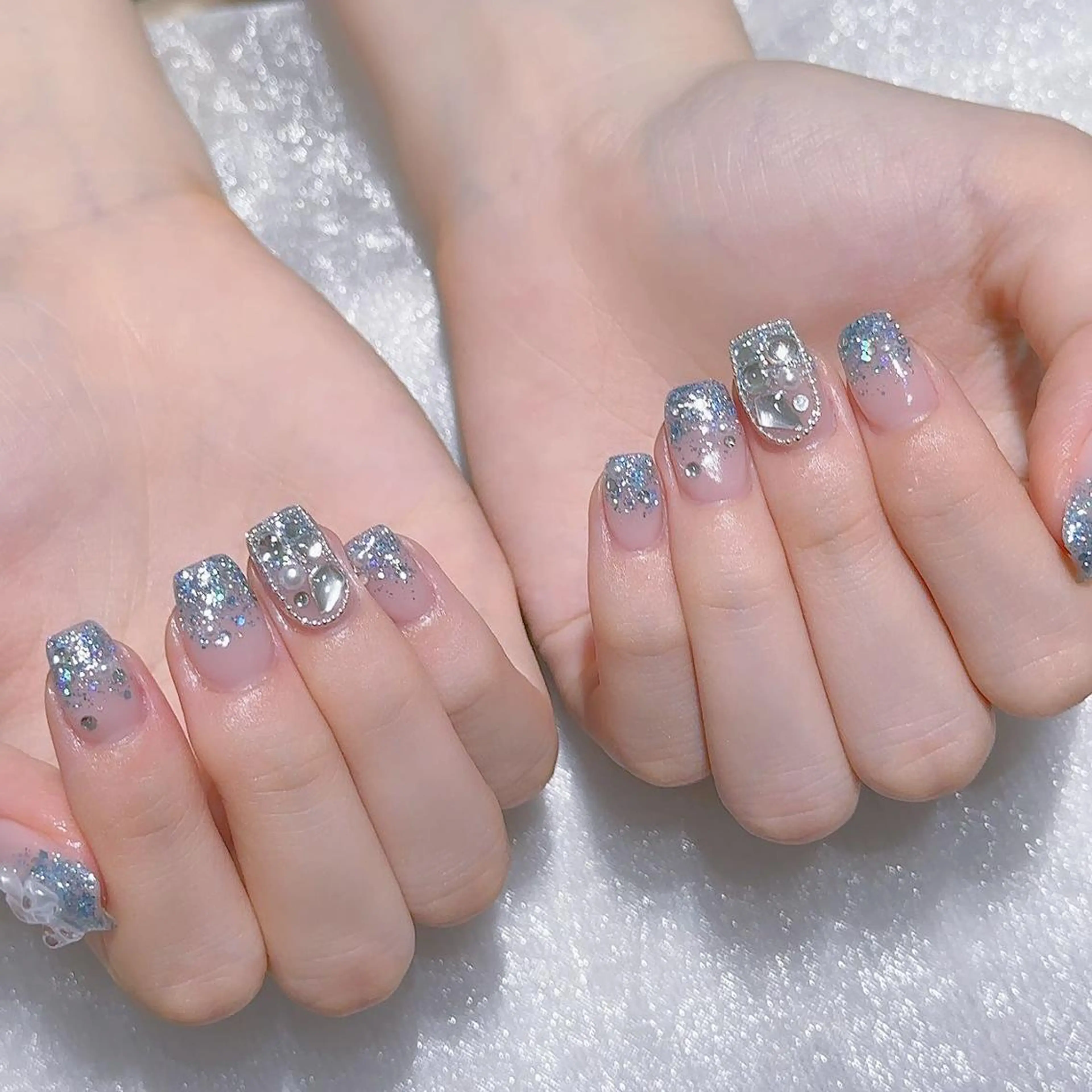 ネイル チークネイル ジェルネイル キラキラネイル マグネットネイル 持ち込み ハンドネイル Queens 新宿本店のネイルデザイン