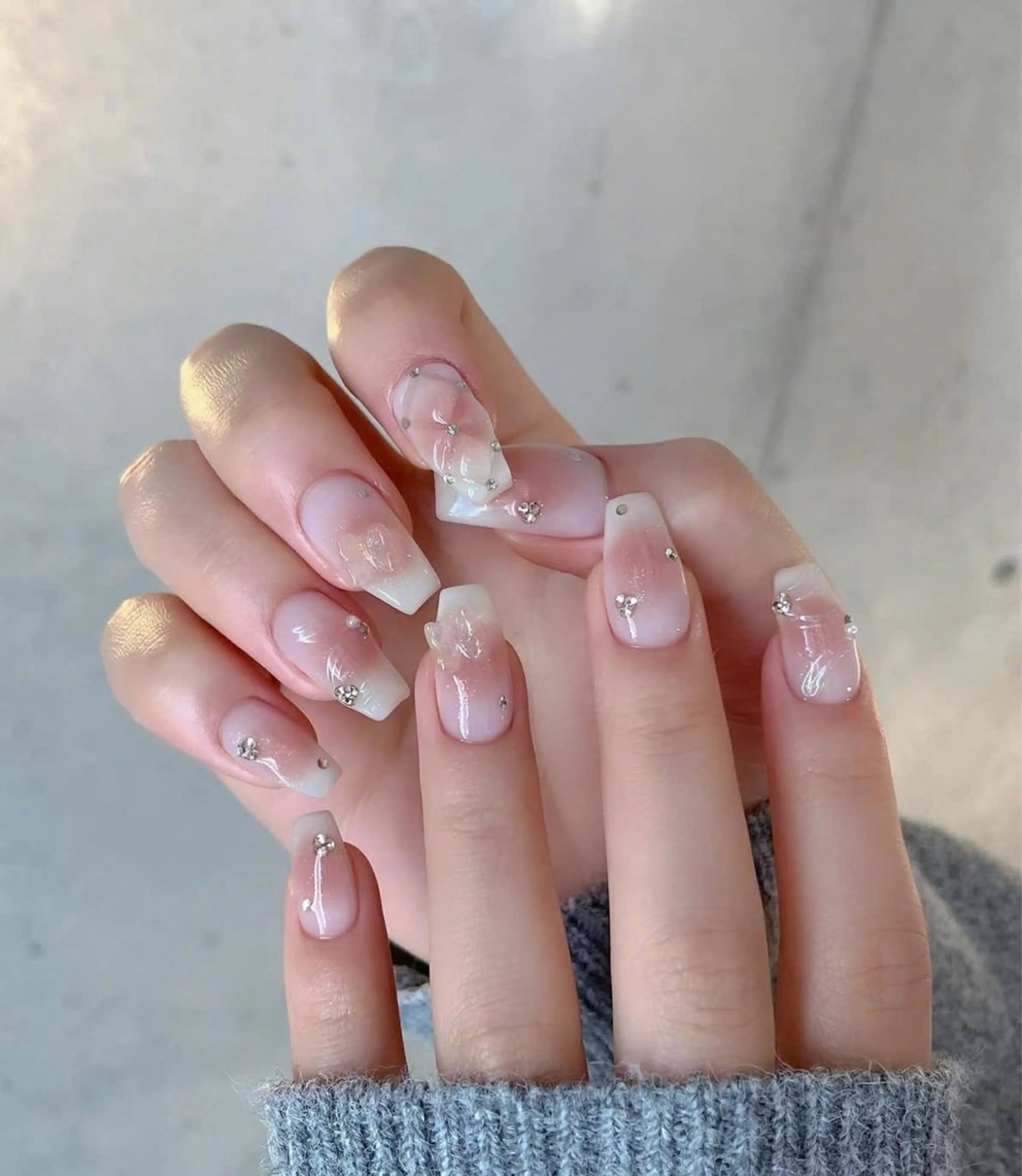 ネイル フラッシュネイル フレンチネイル グラデーション キラキラネイル 韓国ネイル ハンドネイル Lyna Nail のネイルデザイン