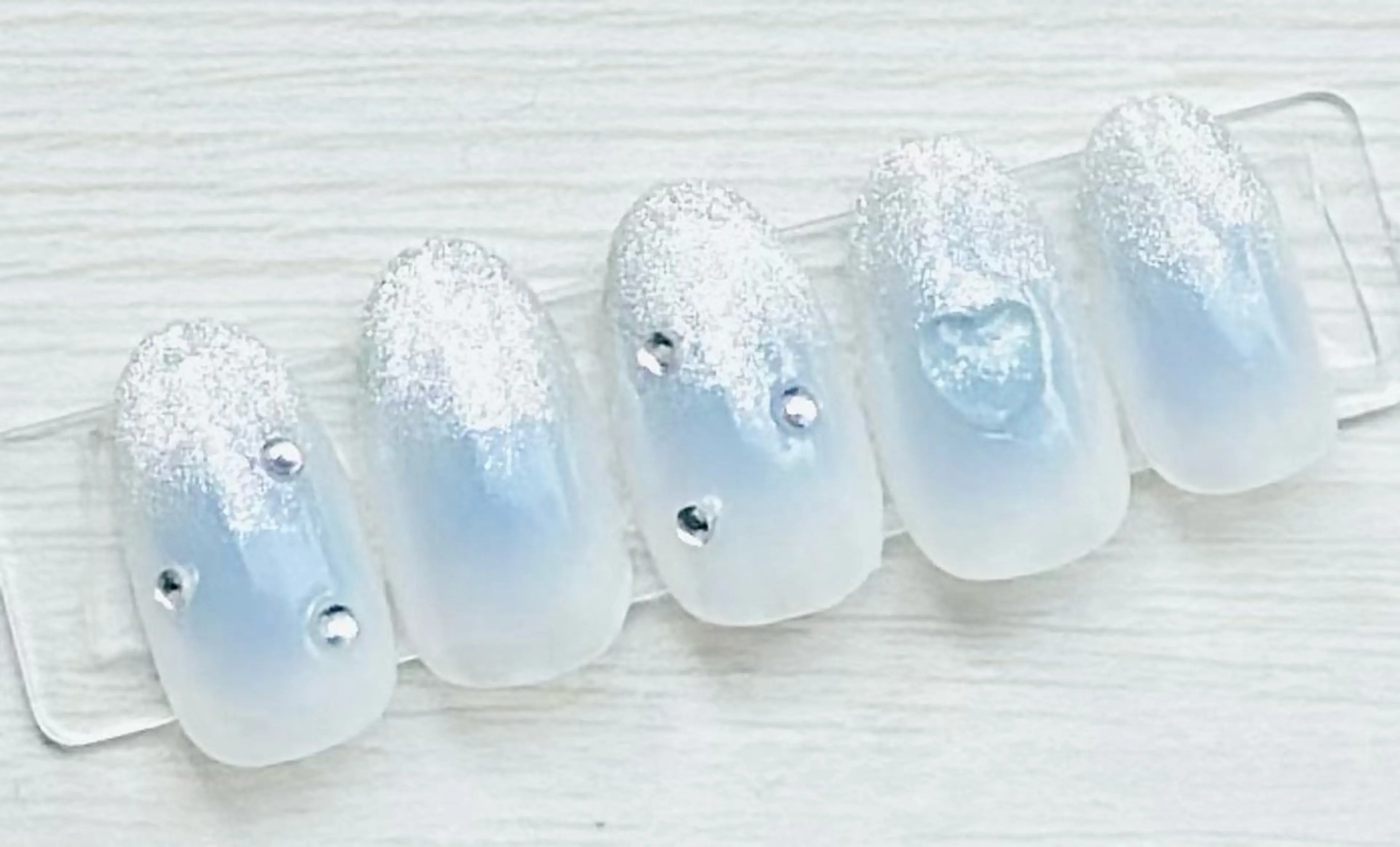 ネイル チークネイル グラデーション マグネットネイル nailsalon oluoluのネイルデザイン