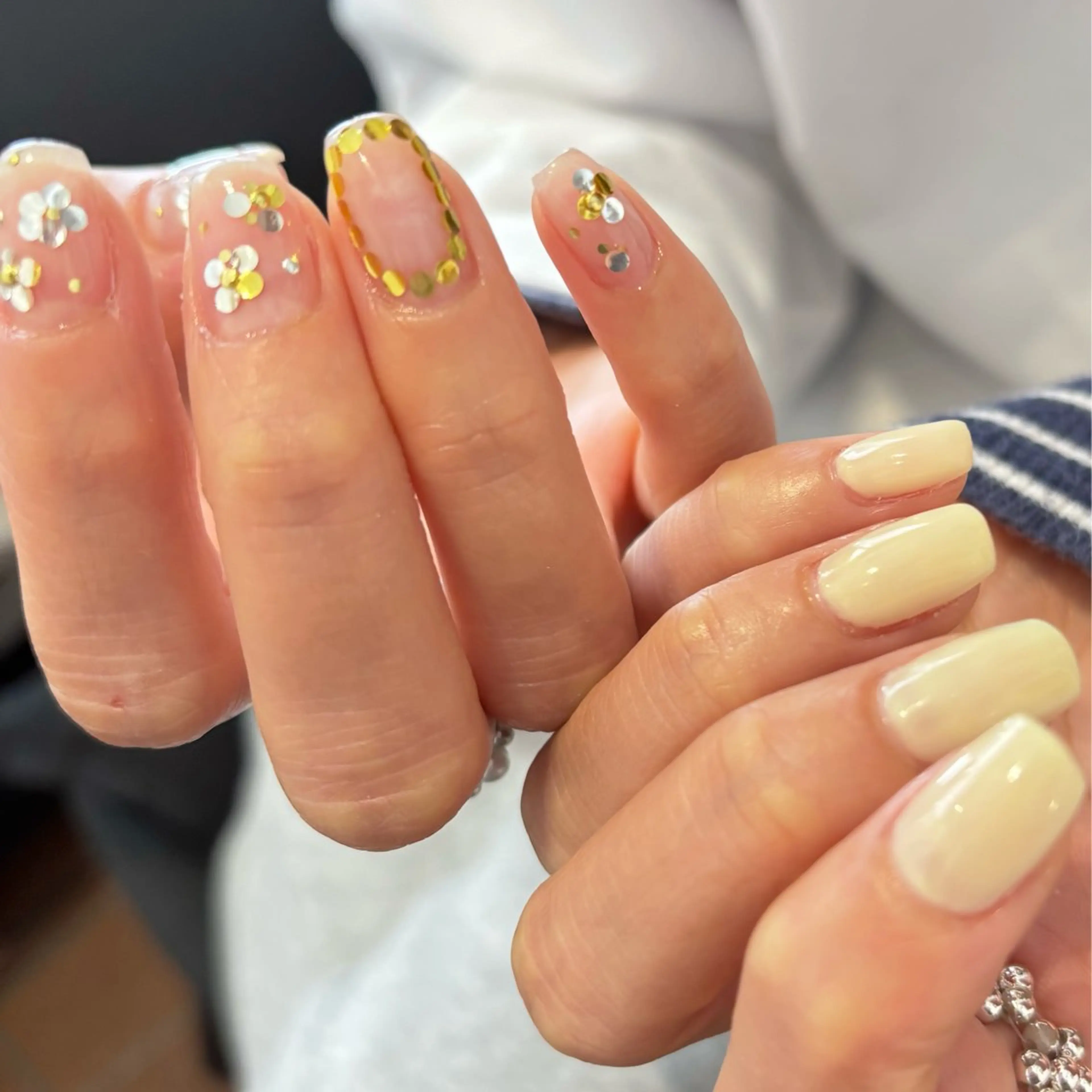 ネイル フラワーネイル ホログラムネイル 黄色 ハンドネイル Ballie/ Mizukiのネイルデザイン