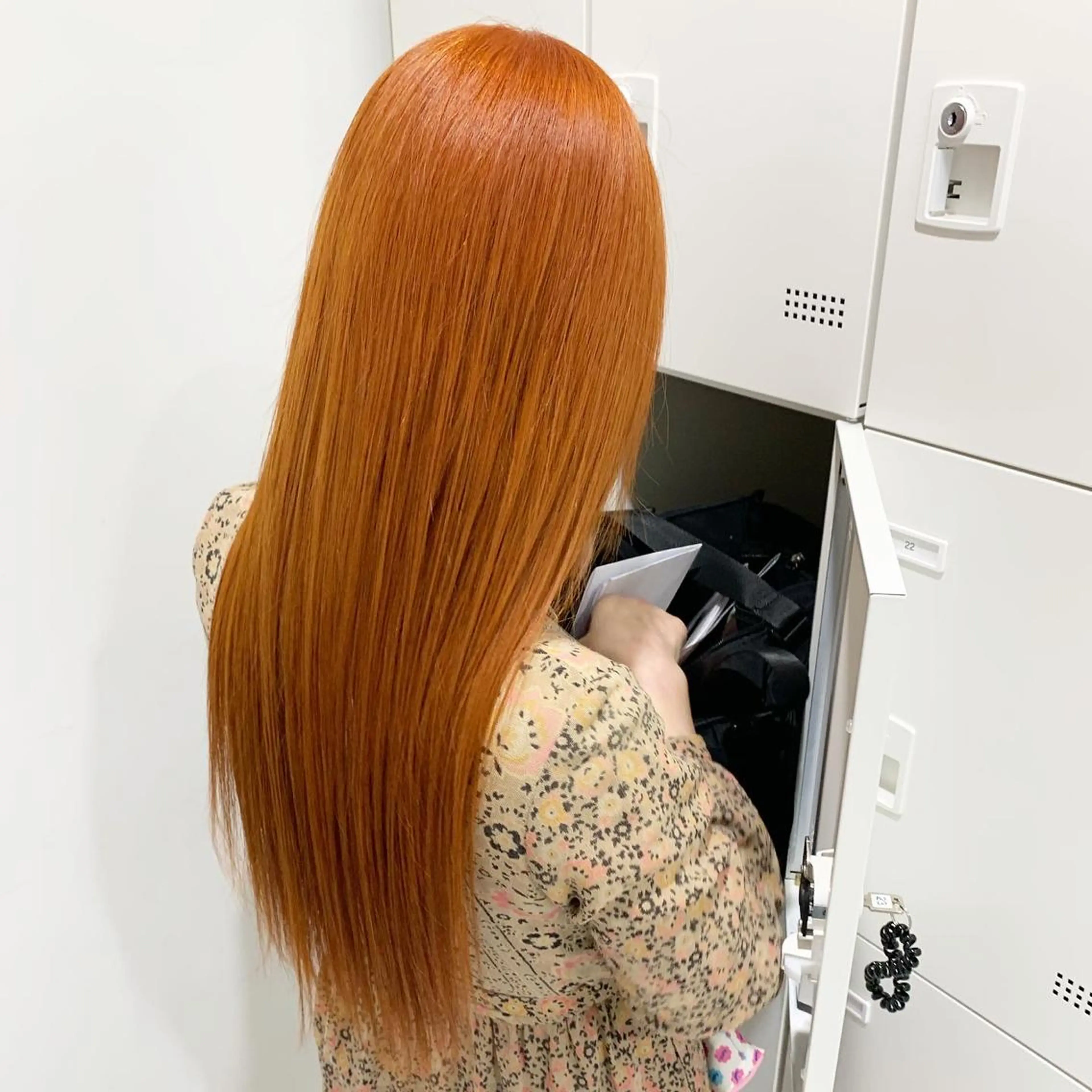 セミロング カラー オレンジ ヘアカラー トリートメント 🪞ハイトーン🪞 🤍waka🤍のヘアスタイル