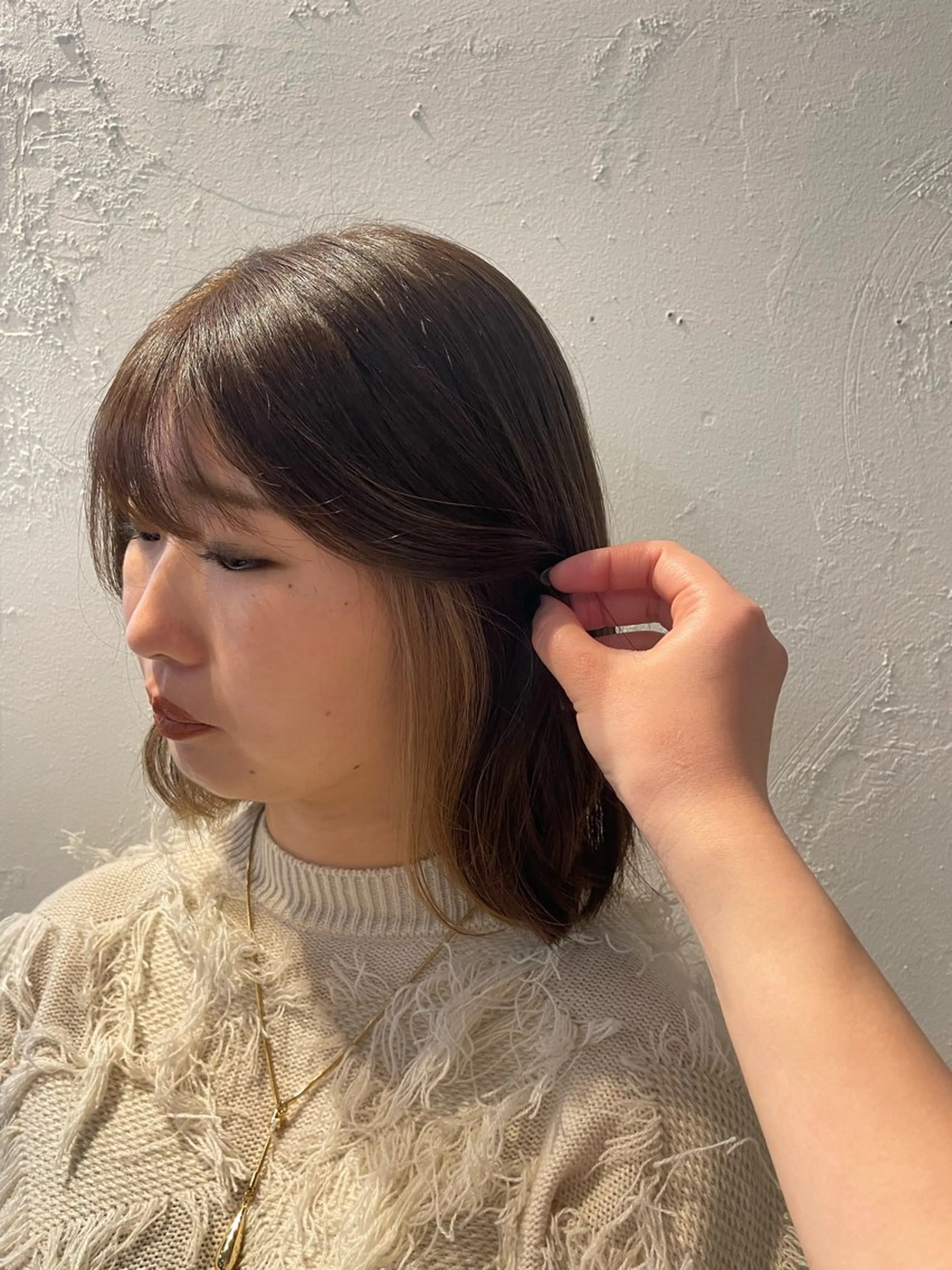 ミディアム カラー イヤリングカラー mina / 透明感ベージュカラーのヘアスタイル