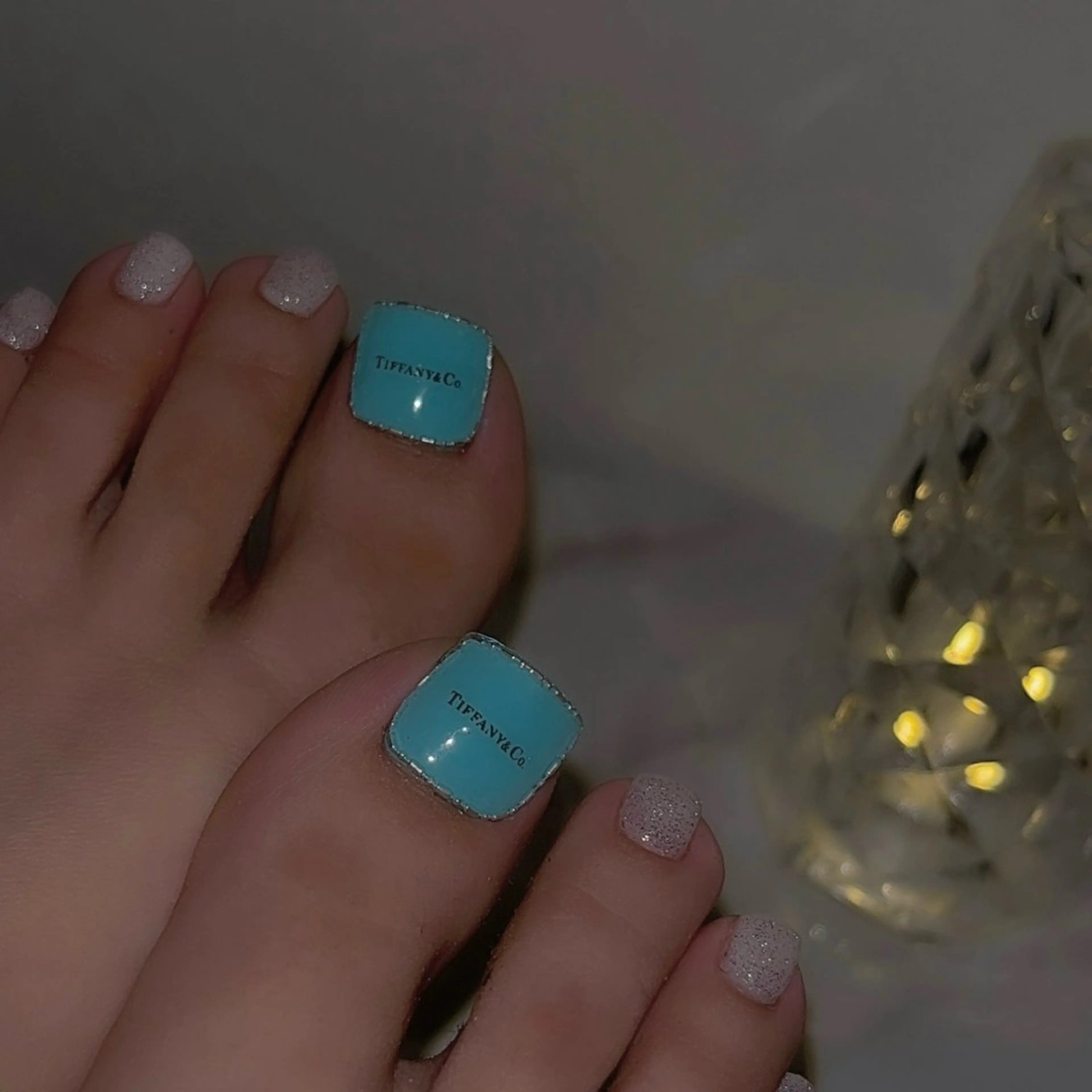 ネイル フットネイル フレンチネイル ジェルネイル ラメ(グリッター) ラメグラデーション フットネイル NEO Beauty Salon所属・𝐍𝐄𝐎 𝐉𝐔𝐑𝐈のネイルデザイン