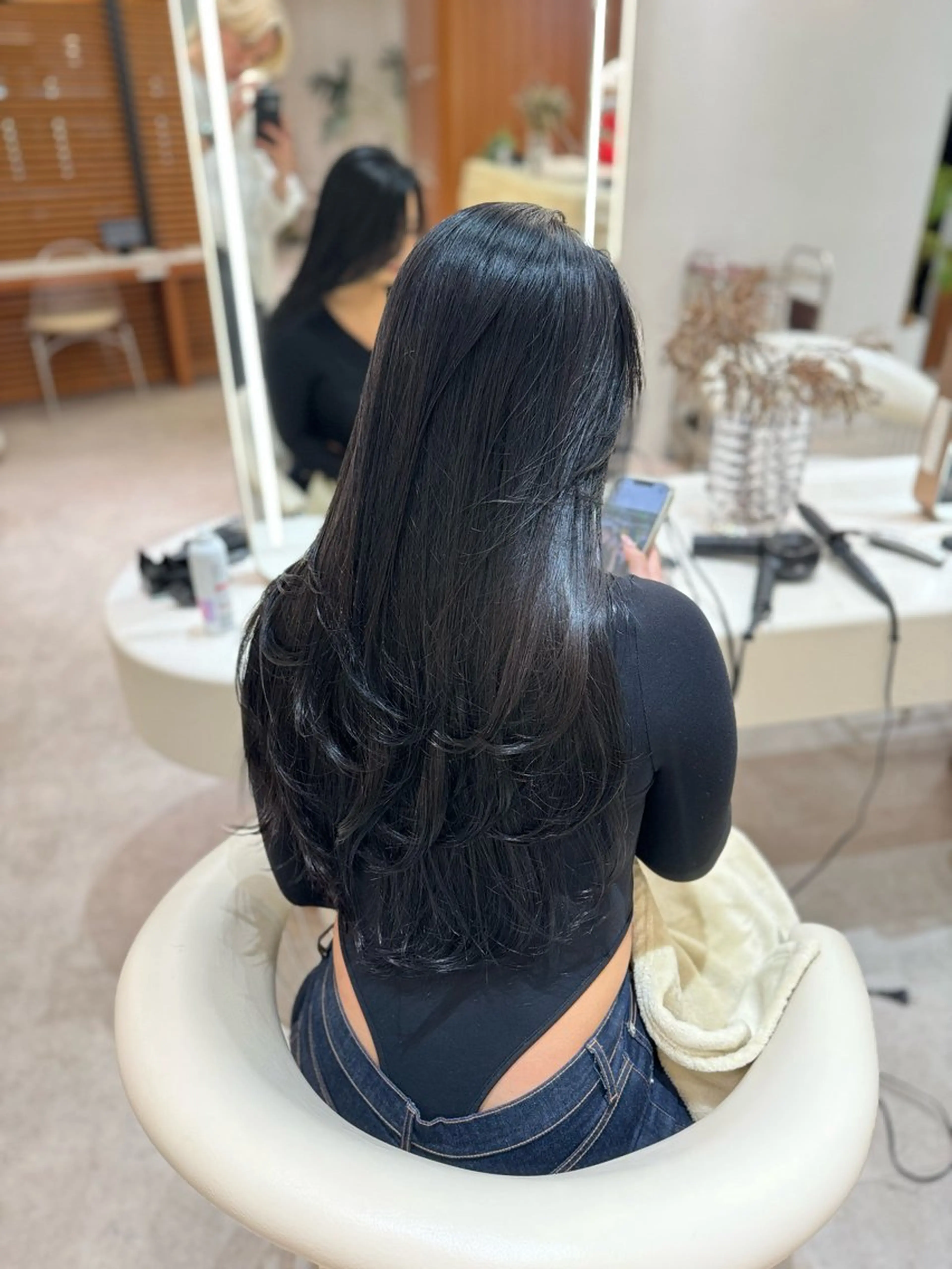 ロング カラー 黒髪 ブルーカラー ブルーブラック ダークグレー ダークグレージュ カット ヘアカラー ヘアセット 韓国レイヤー🇰🇷 韓国研修◎渋谷カイトのヘアスタイル
