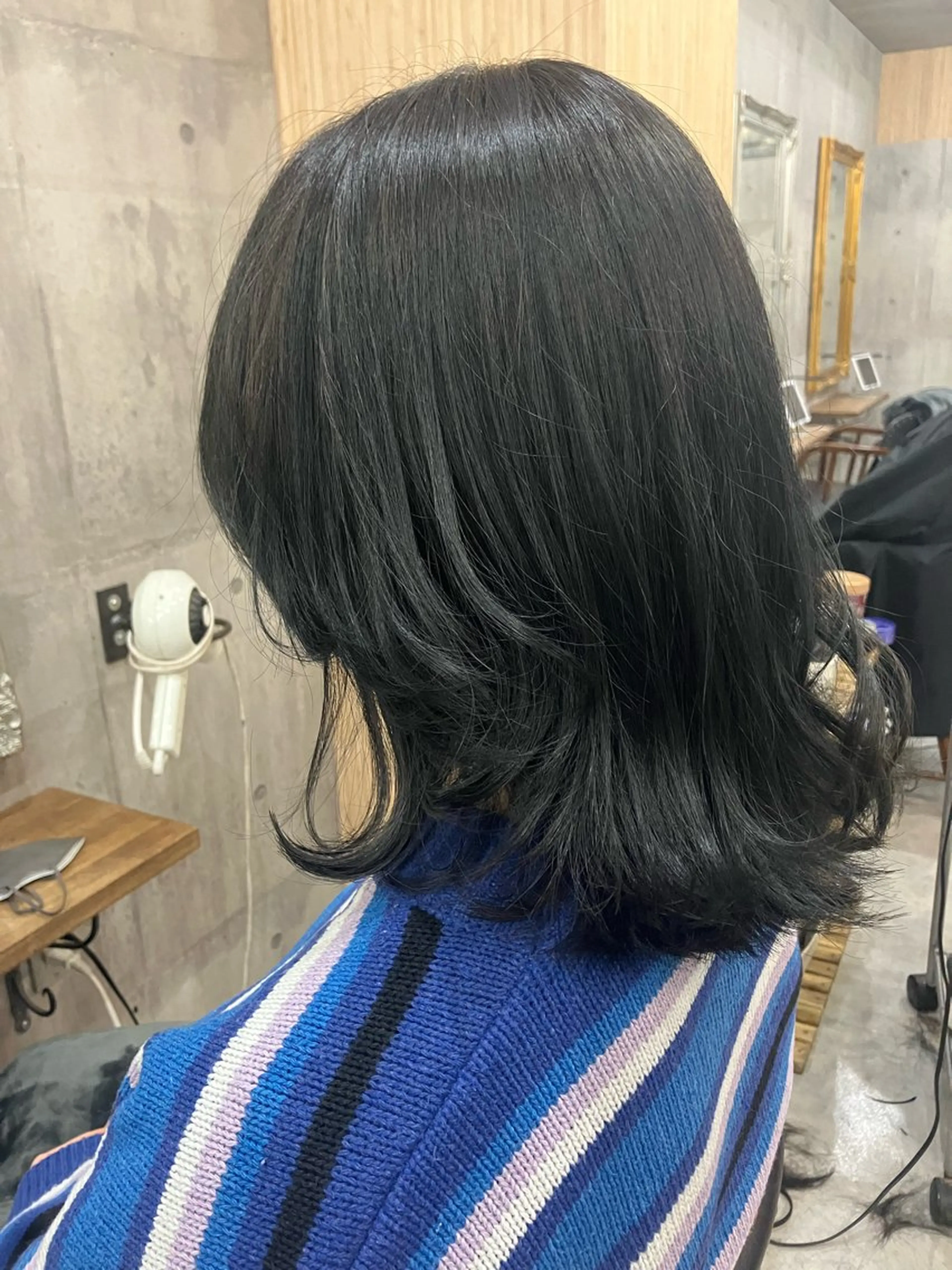 ミディアム カラー アディクシーカラー 黒髪 ブルーカラー ブルーブラック HAIR BASE ZAWAWA所属・レイヤー/ブリーチ｜ 特殊パーマ/赤澤のヘアスタイル