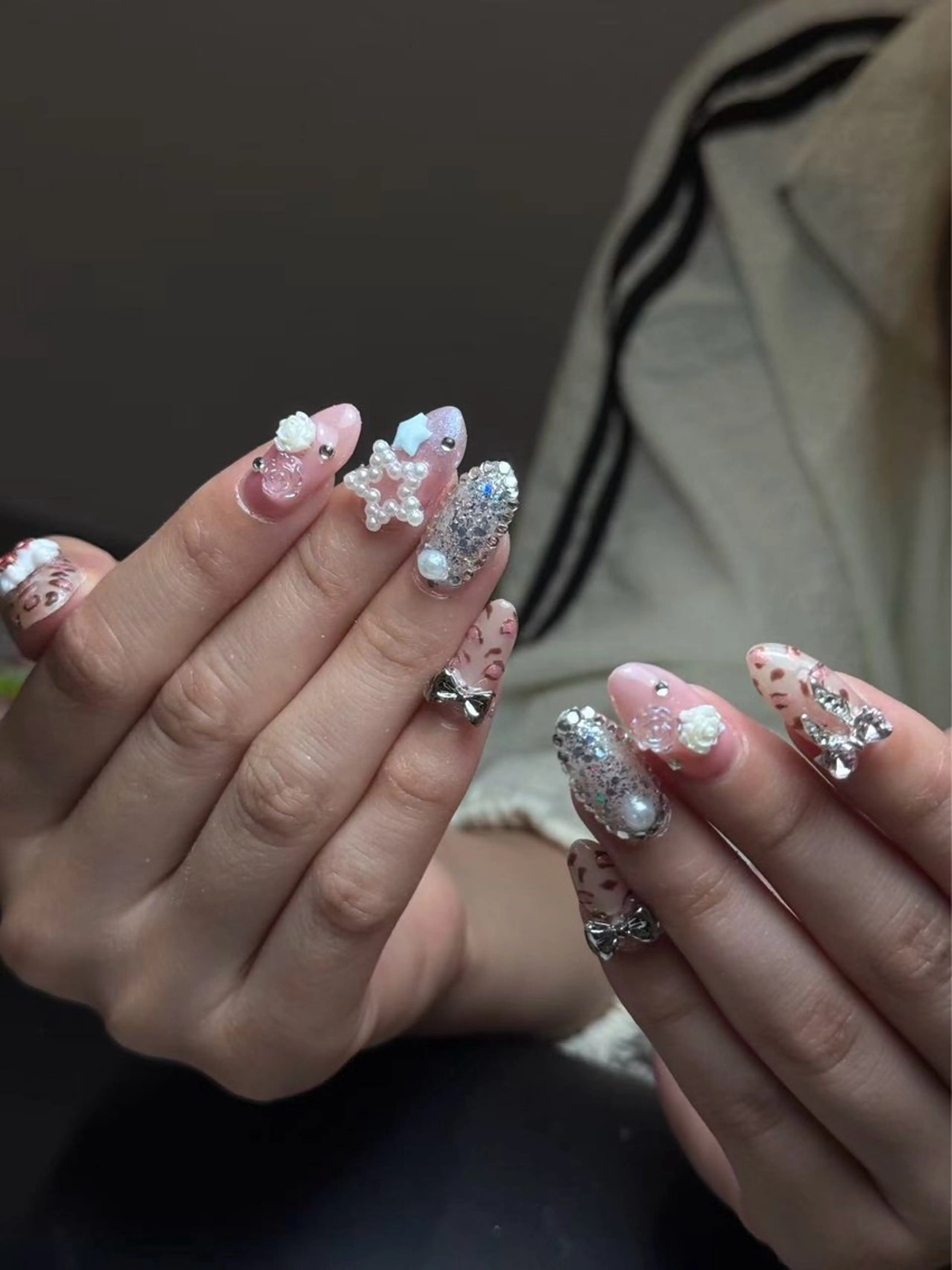 ネイル ガーリー キラキラネイル 韓国ネイル マグネットネイル 持ち込み ハンドネイル モンナ CCのネイルデザイン