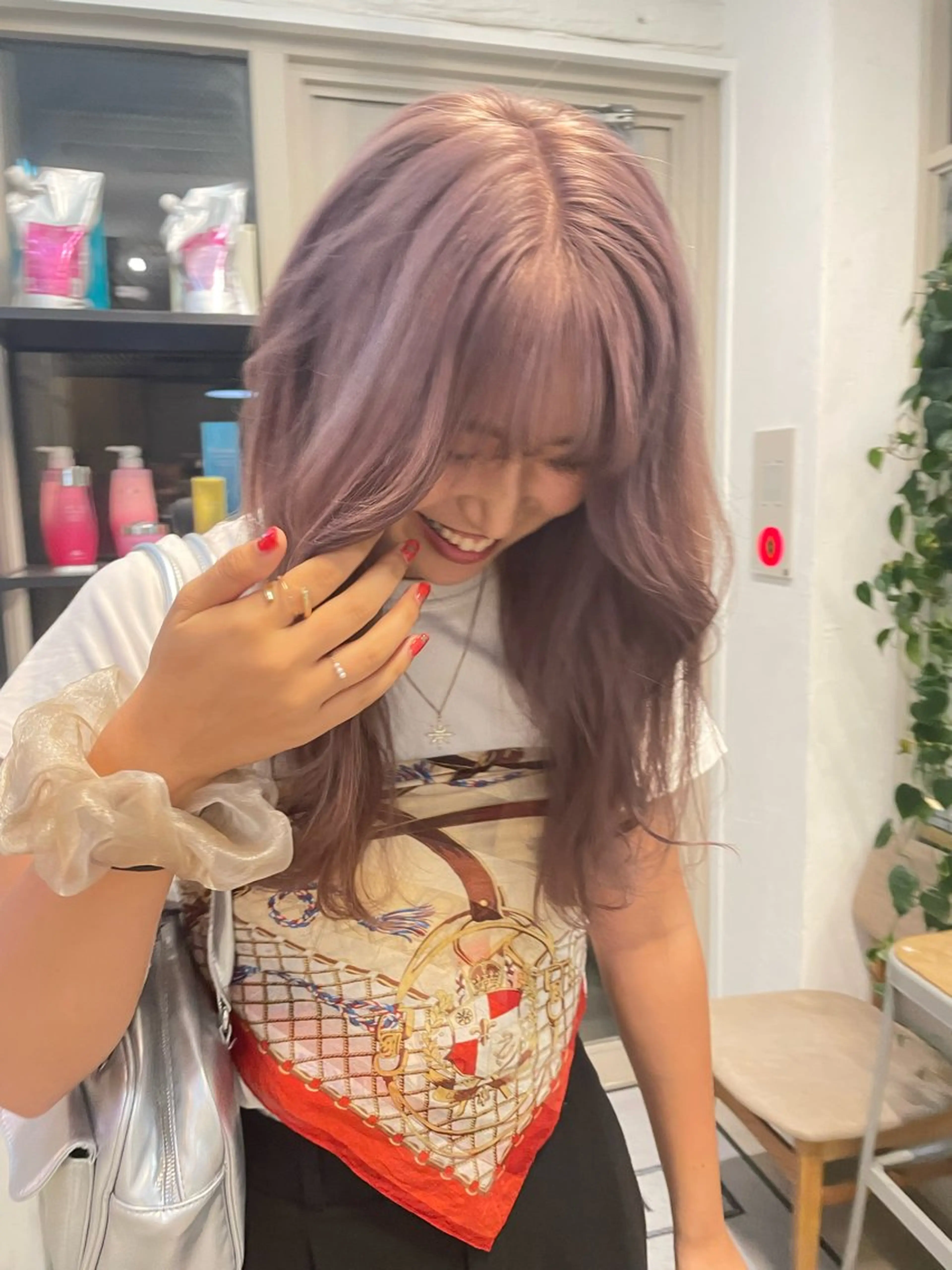 セミロング カラー ミルクティー× グレージュMOMOのヘアスタイル