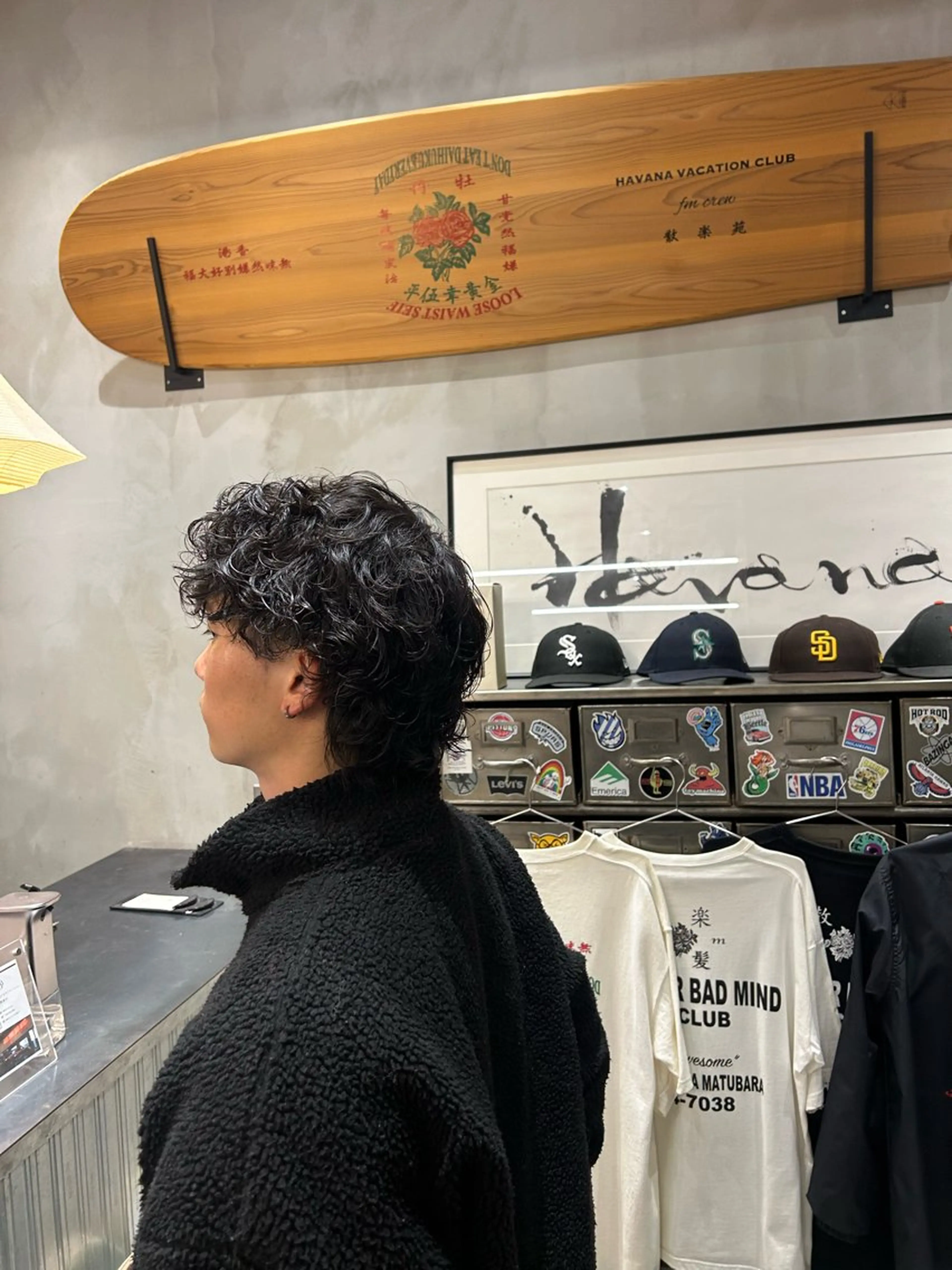 ミディアム メンズ ミディアムパーマ メンズパーマ メンズウルフカット ウルフカット カット パーマ 【明大前フェード/ メンズパーマ/岳】のヘアスタイル