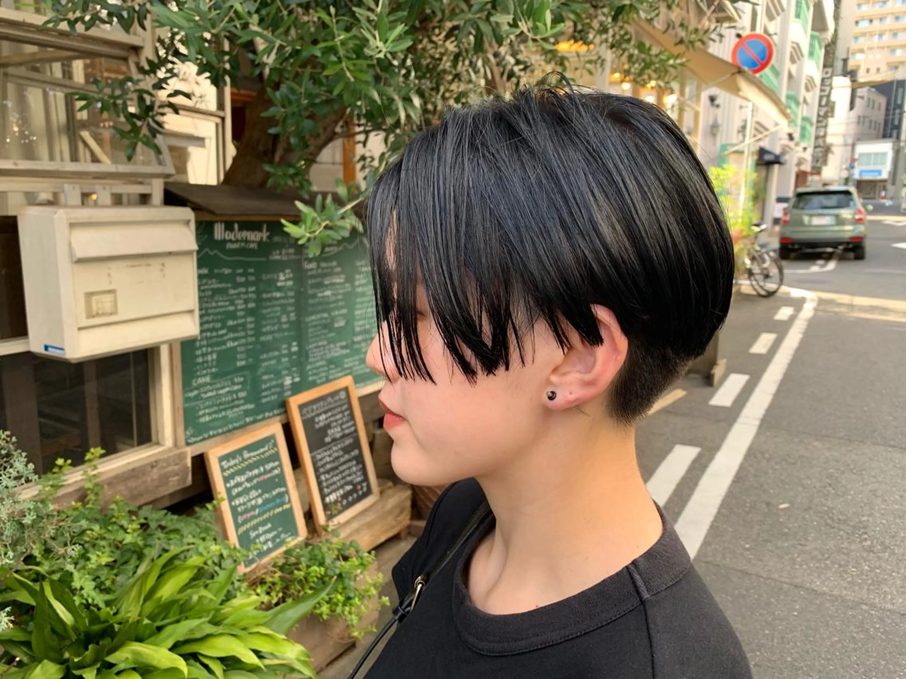 ショート カラー 黒髪 ブルーカラー ブルーブラック カット ヘアカラー トリートメント LEB所属・下河 宗太のヘアスタイル