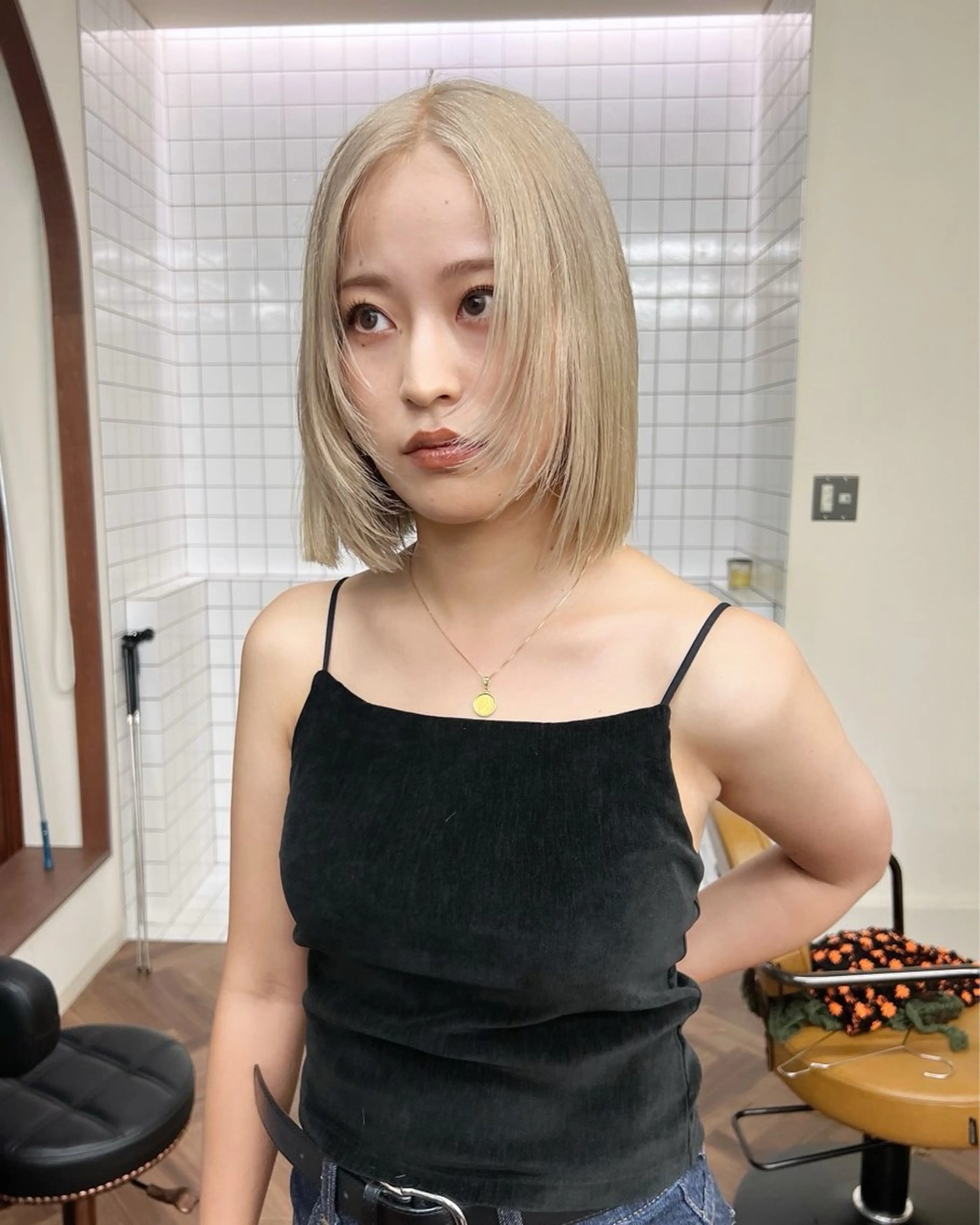 ミディアム カラー アッシュ アッシュブラウン ブリーチ ブラウンカラー ケアブリーチ ヘアカラー トリートメント ヘアセット ニュアンスレイヤー ハイトーンカラーのヘアスタイル