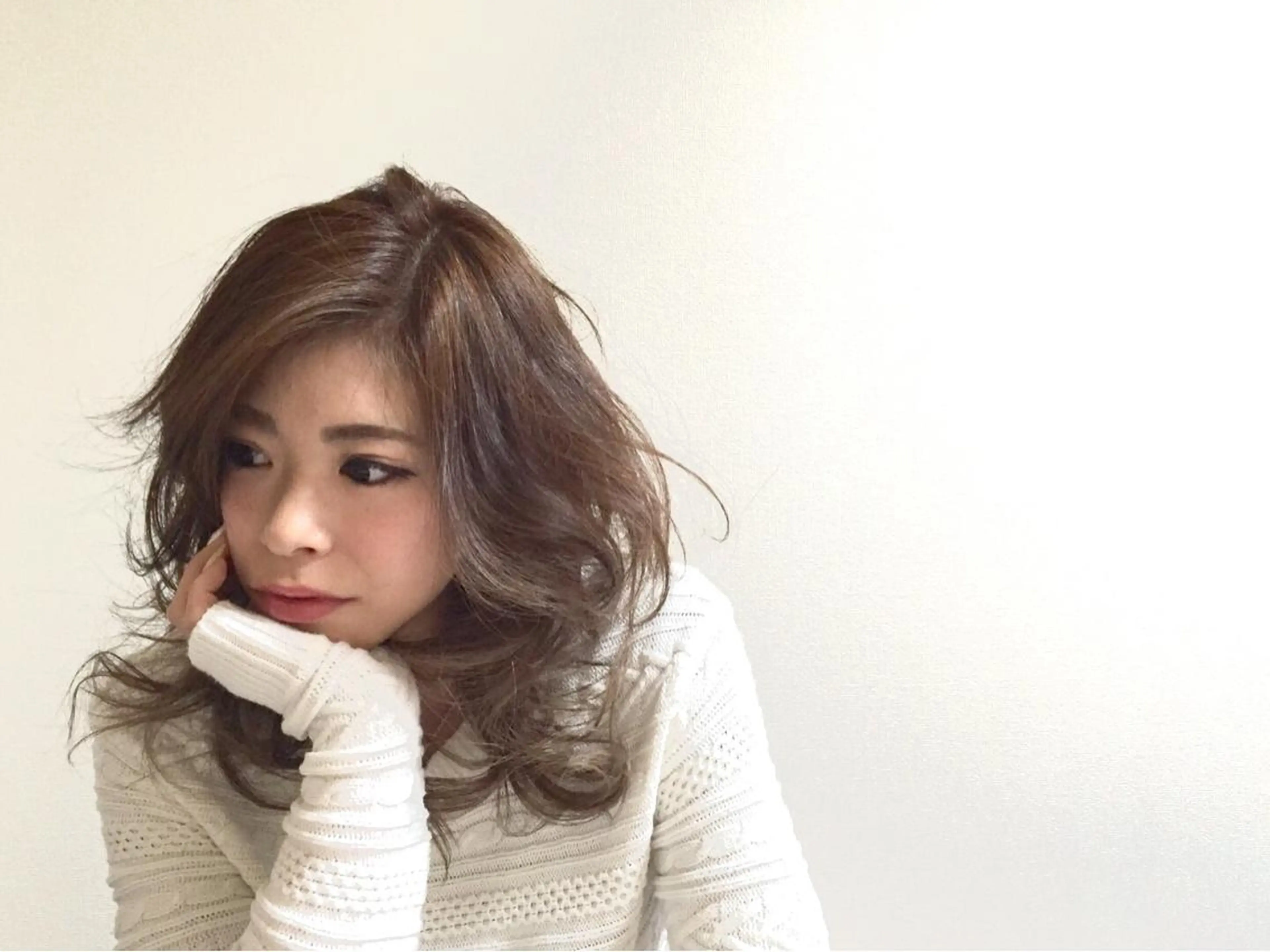 ミディアム セミロング カラー ヘアアレンジ アッシュ ベージュカラー Lanahairsalon IWATSUKA所属・ヨナハ セイヤのヘアスタイル