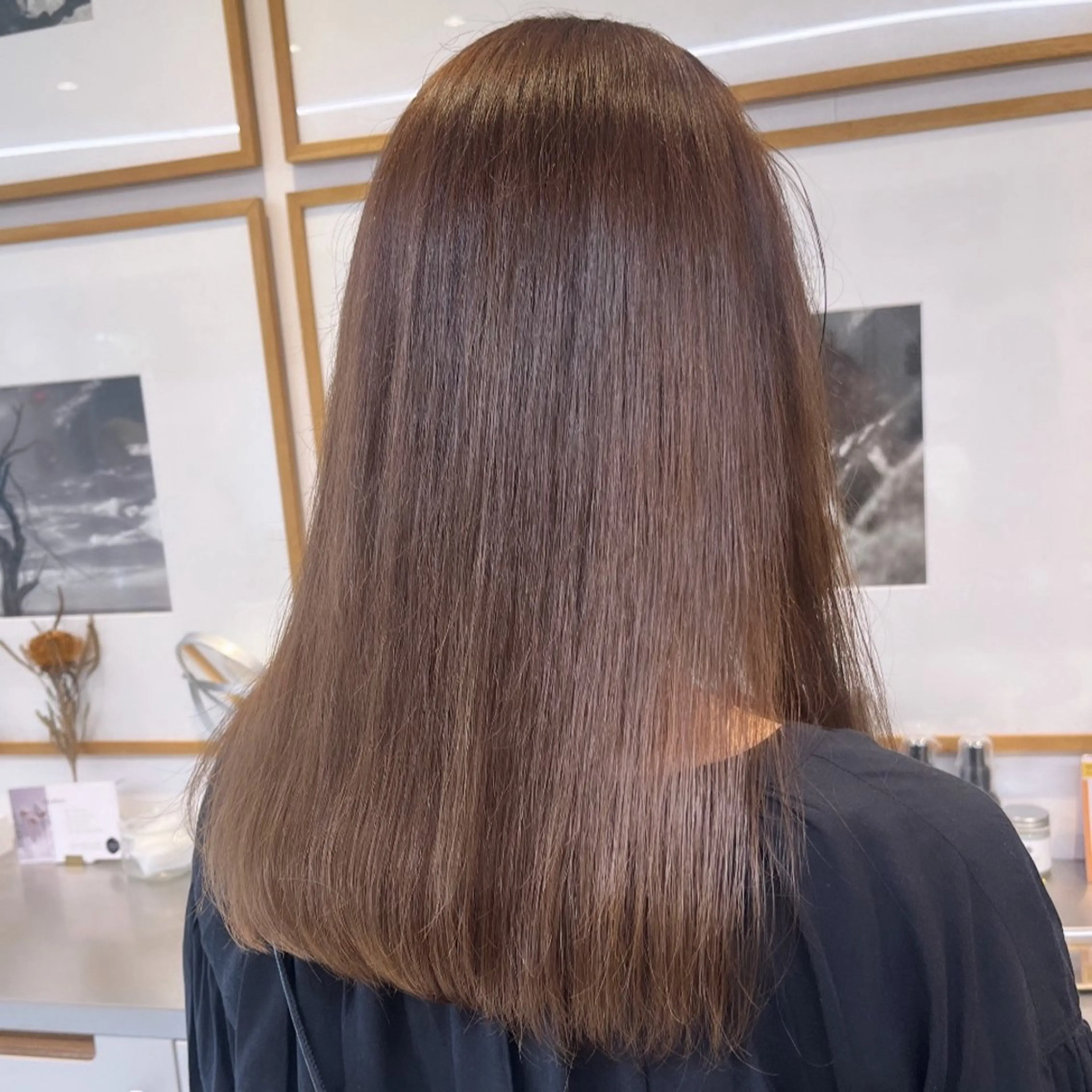 セミロング カラー アッシュ ベージュカラー ブリーチ ブラウンカラー ブラウンベージュ ヘアカラー トリートメント ヘッドスパ ヘアセット カジュアルを女っぽく 𝗮𝘆𝗮𝗰𝗼のヘアスタイル
